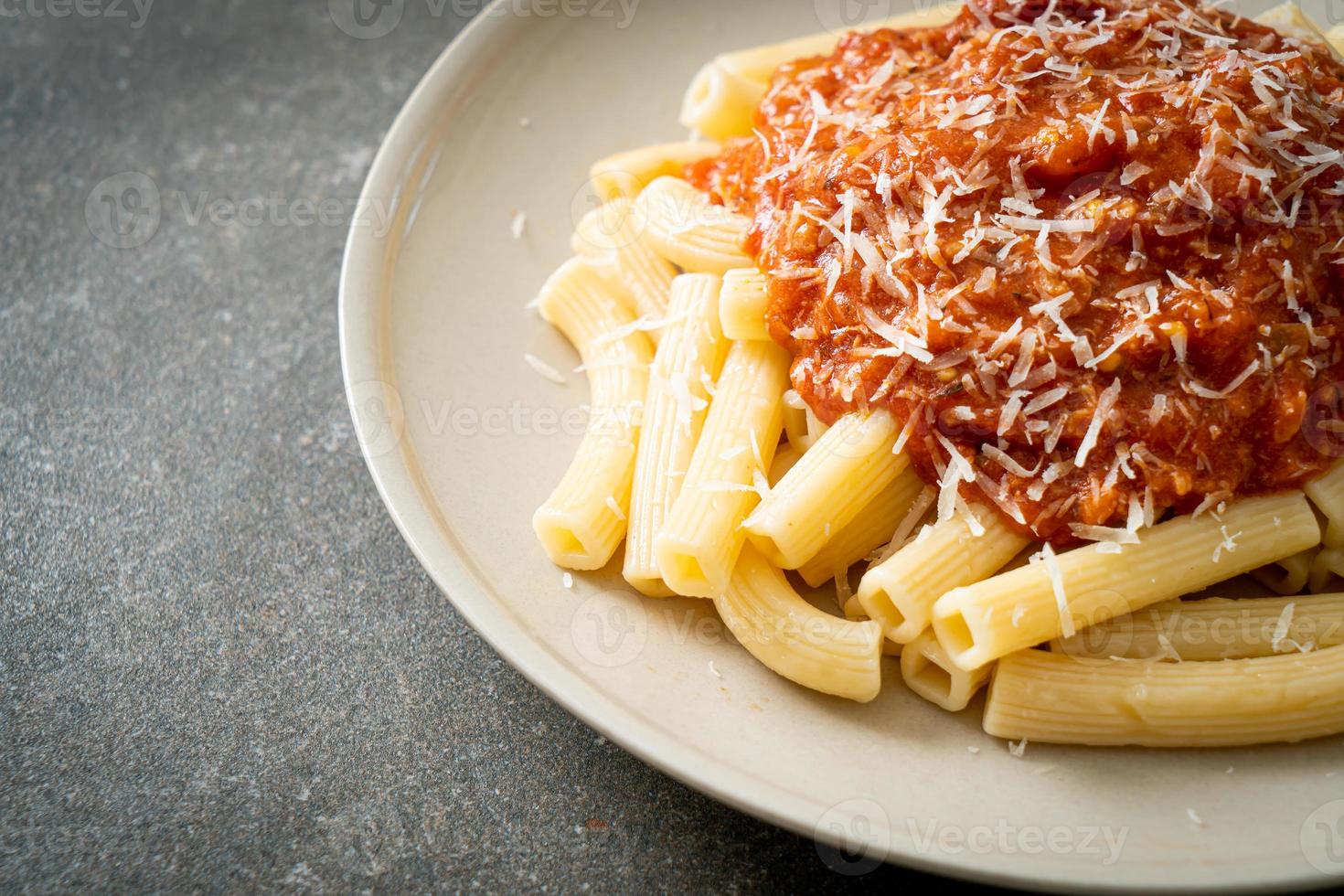 rigatoni pasta med fläskbolognesesås - italiensk matstil foto