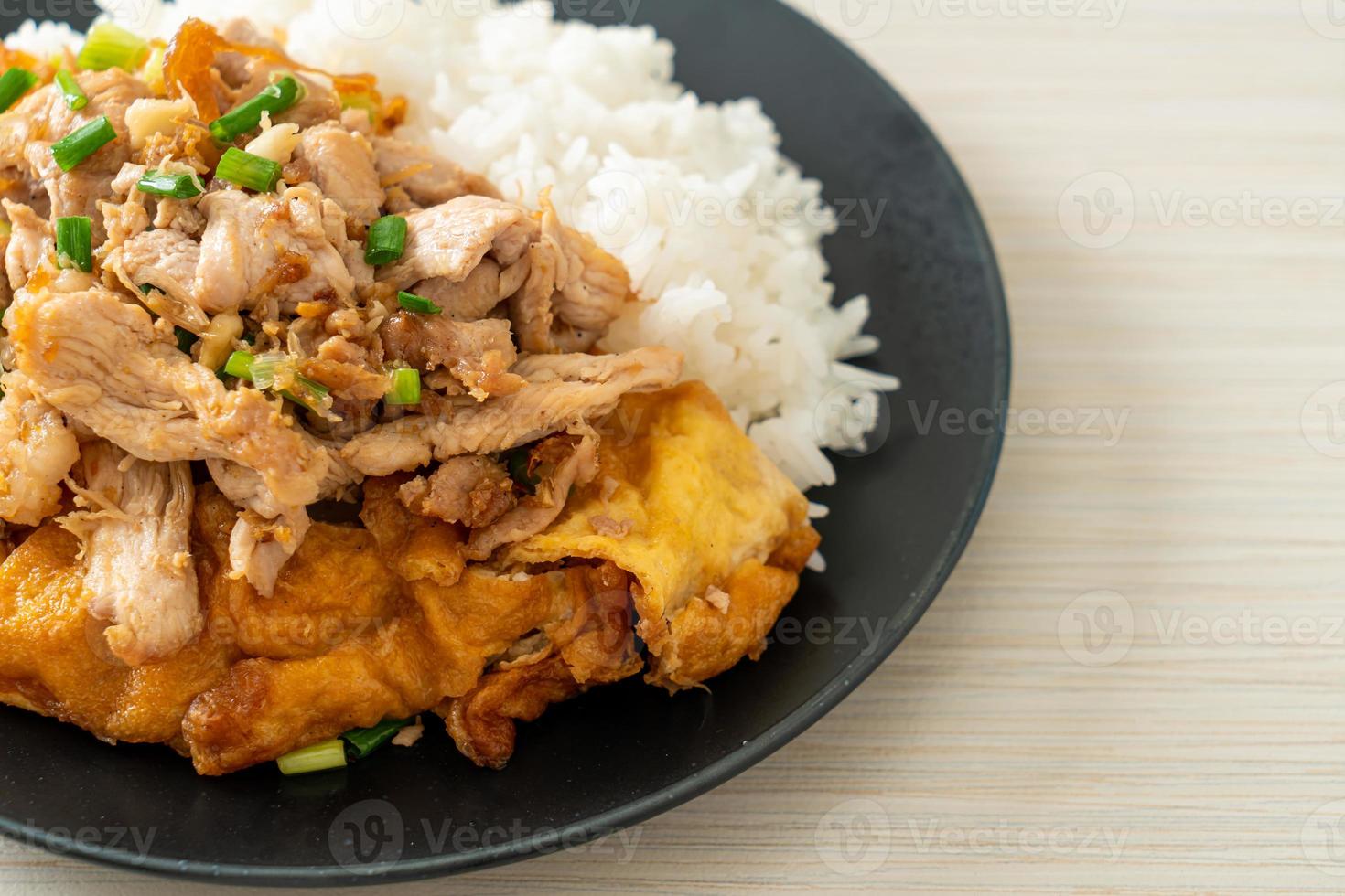 uppstekt fläsk med vitlök och ägg toppat på ris - asiatisk matstil foto