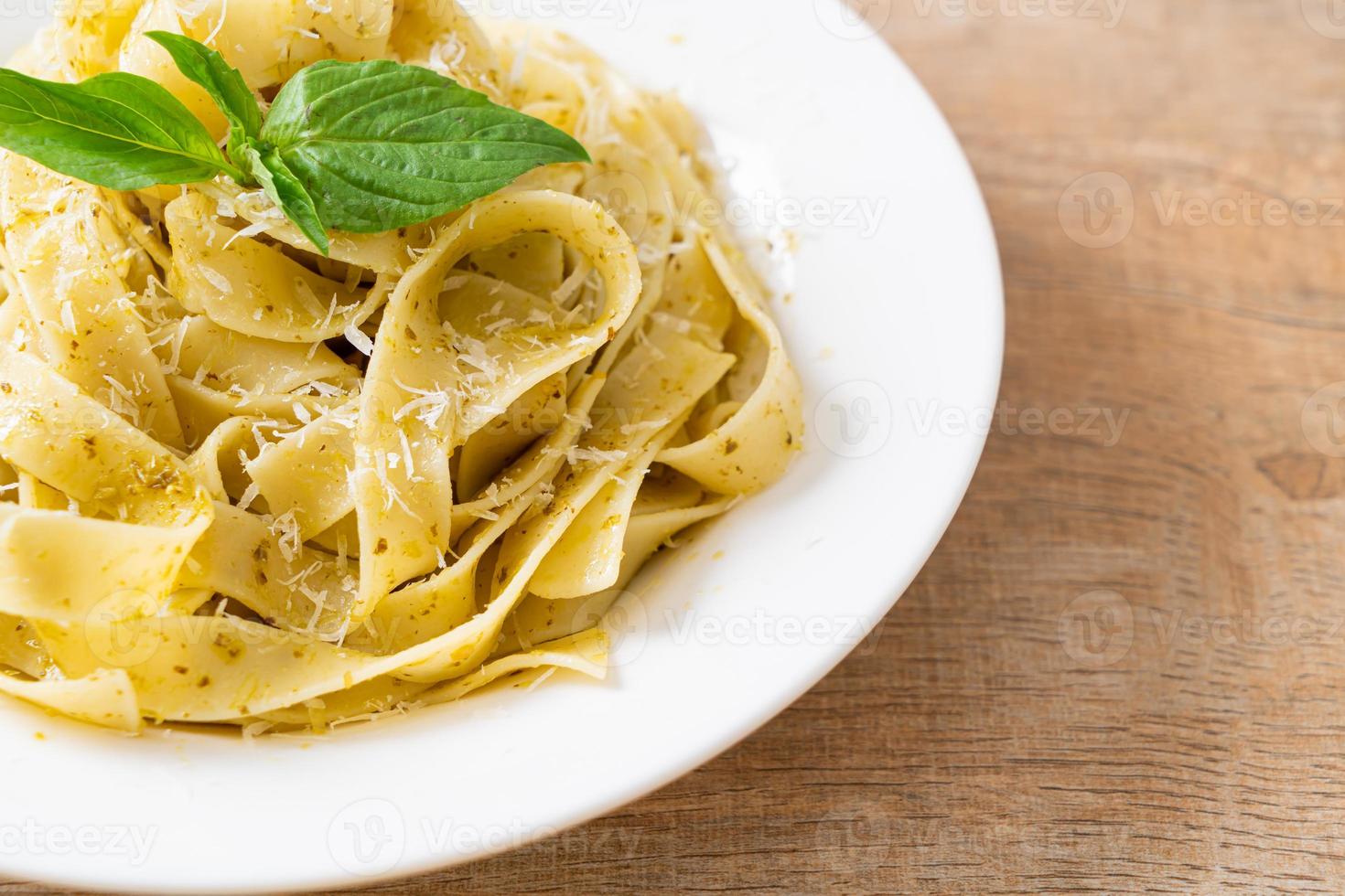 pesto fettuccine pasta med parmesanost på toppen - italiensk matstil foto