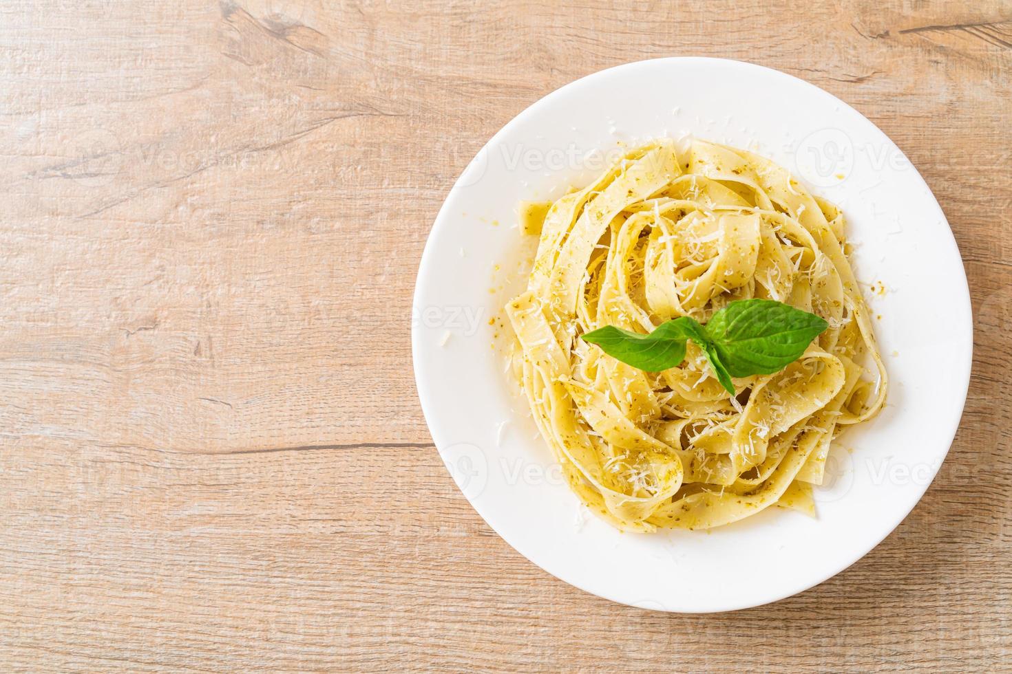 pesto fettuccine pasta med parmesanost på toppen - italiensk matstil foto