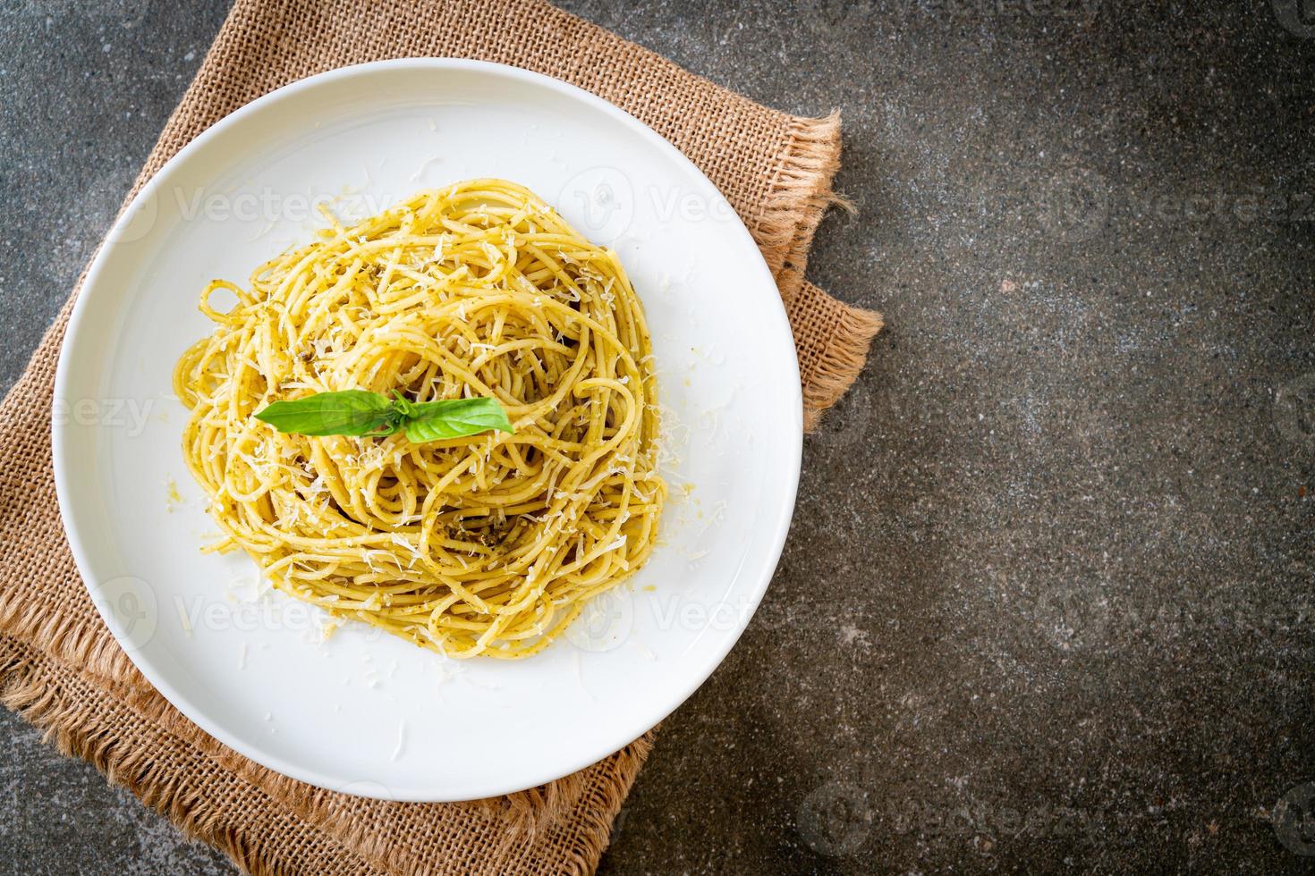 pesto spaghetti pasta - vegetarisk mat och italiensk matstil foto