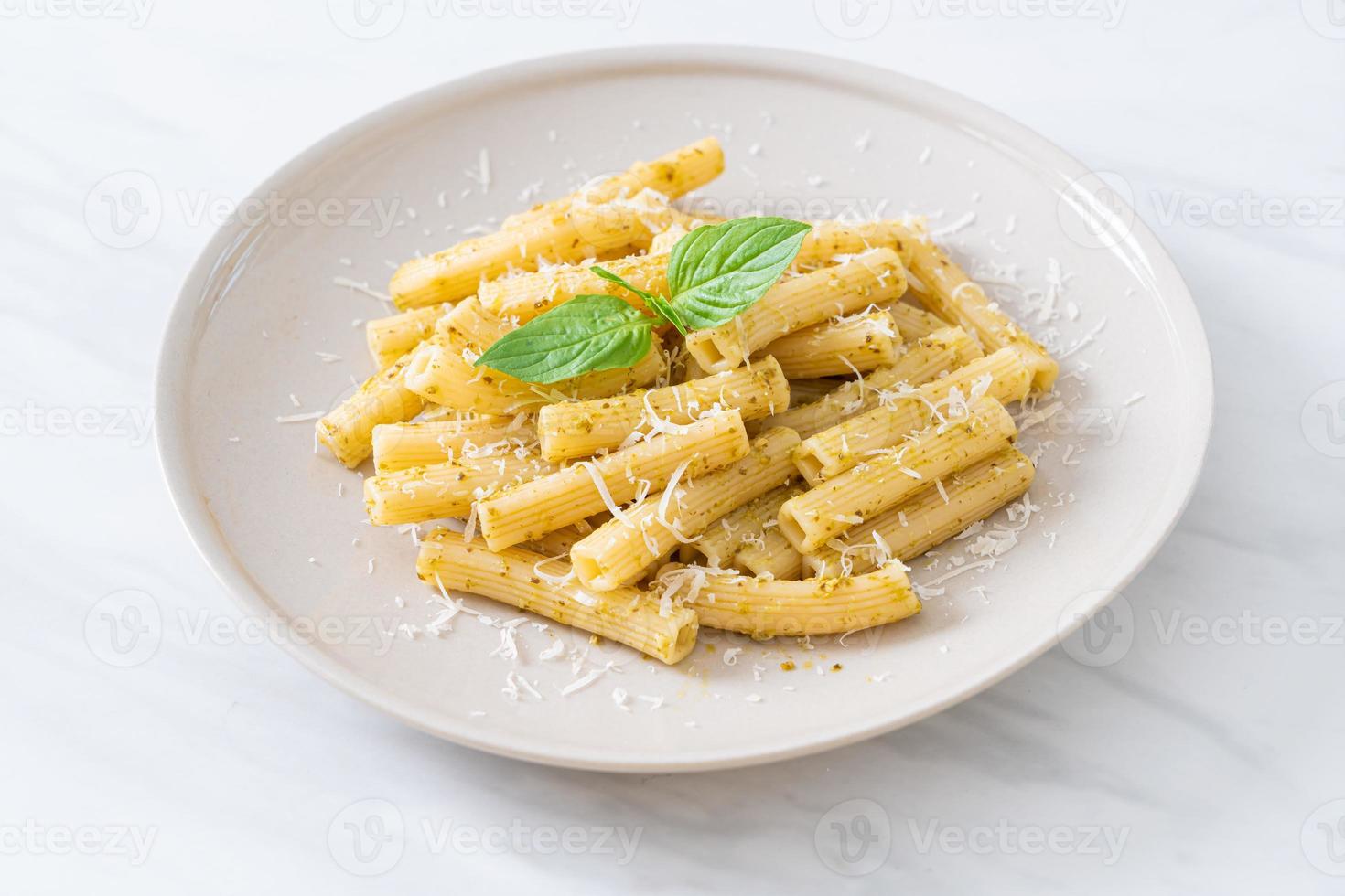 pesto rigatoni pasta med parmesanost - italiensk mat och vegetarisk matstil foto