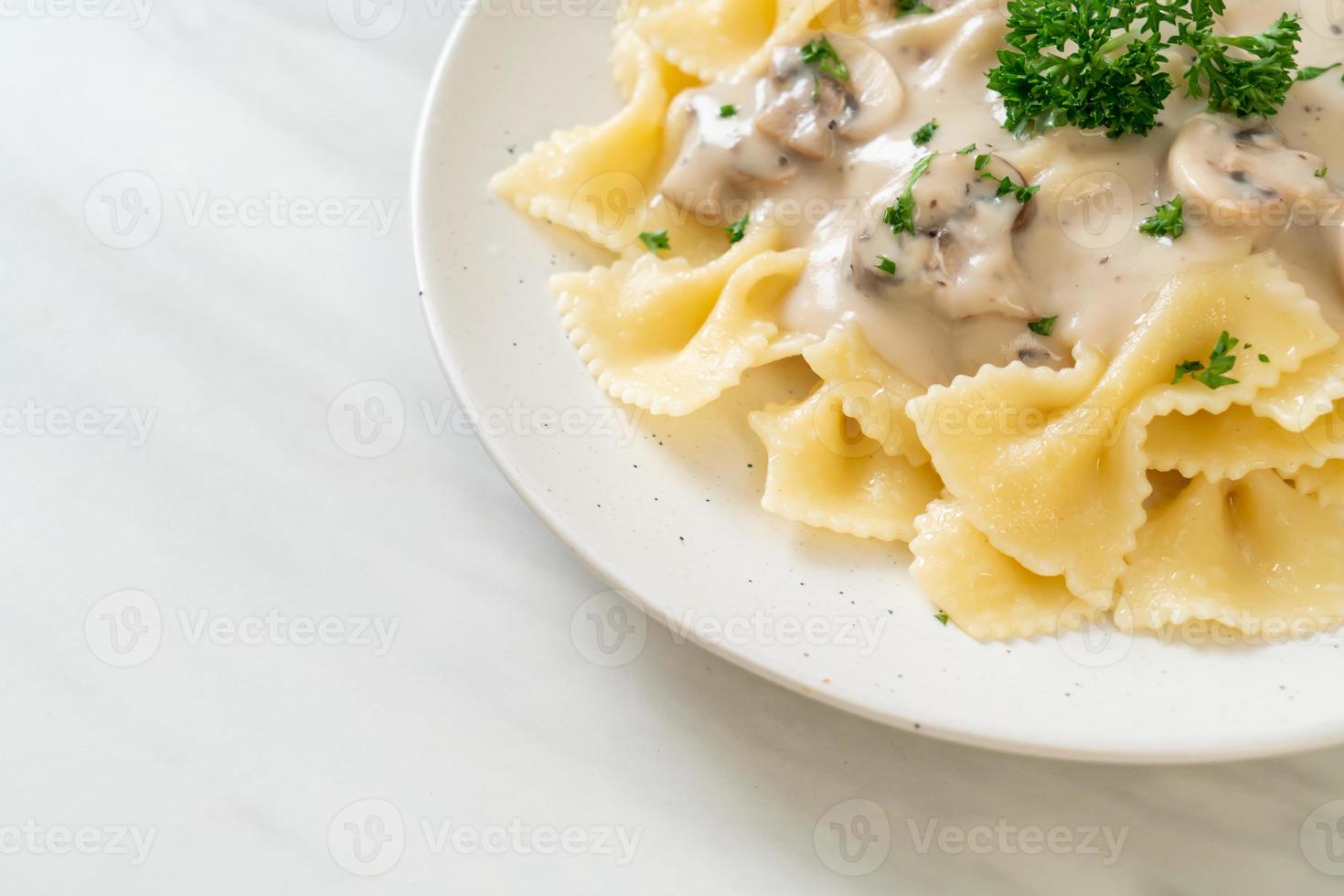 farfalle pasta med svamp vit gräddsås - italiensk matstil foto