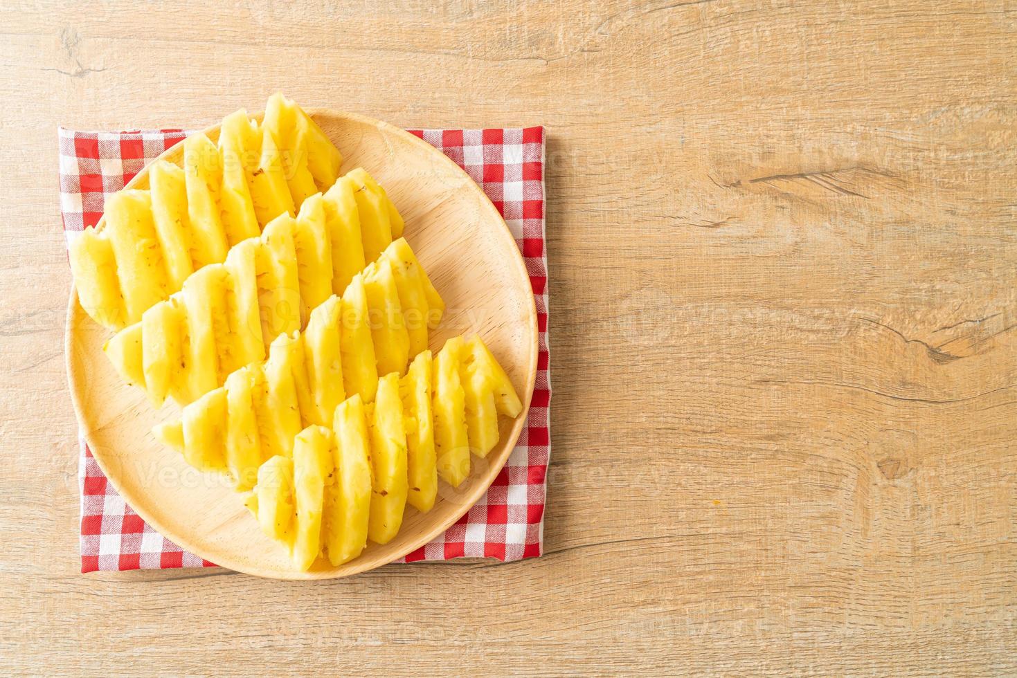 färsk ananas skivad på den vita plattan foto