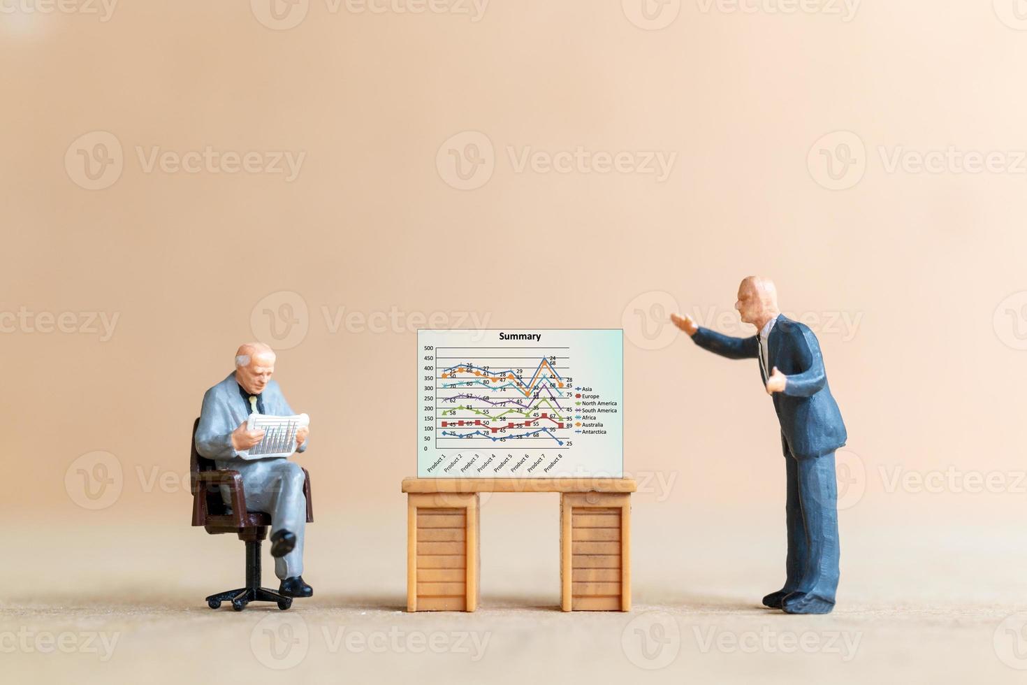 affärsmän som tittar på analytikerdiagram på skärmbakgrund foto