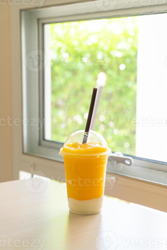 färska mangofruktsmoothies med yoghurtglas foto