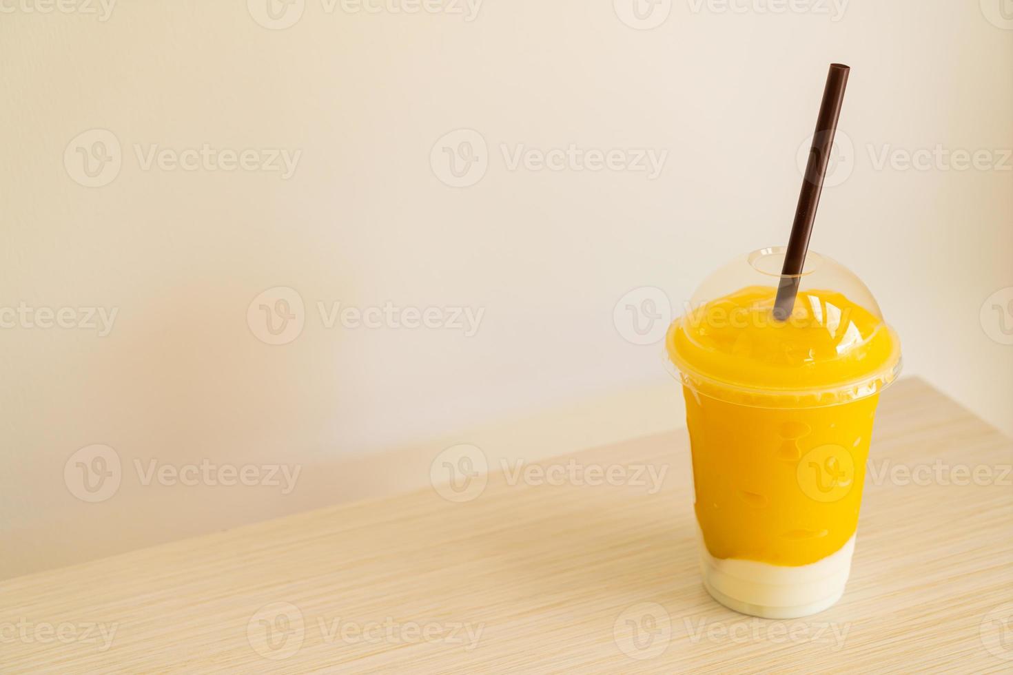 färska mangofruktsmoothies med yoghurtglas foto