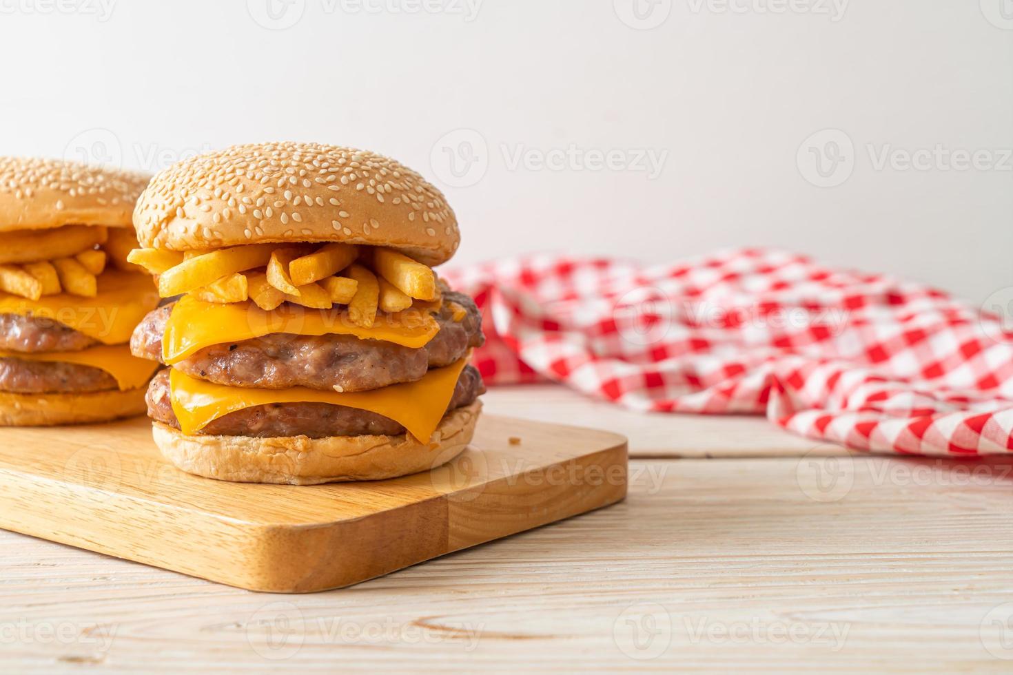 fläskhamburgare eller fläskhamburgare med ost och pommes frites foto