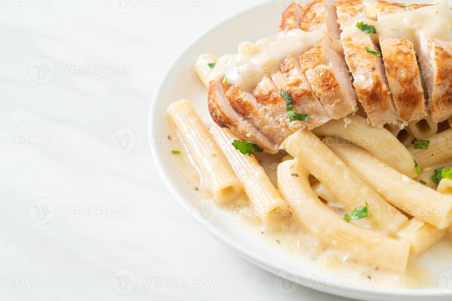 hemlagad quadrotto penne pasta vit krämig sås med grillad kyckling foto