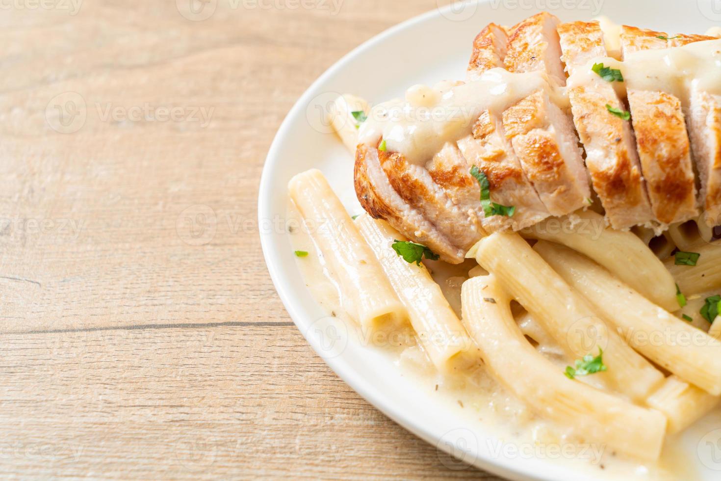 hemlagad quadrotto penne pasta vit krämig sås med grillad kyckling foto