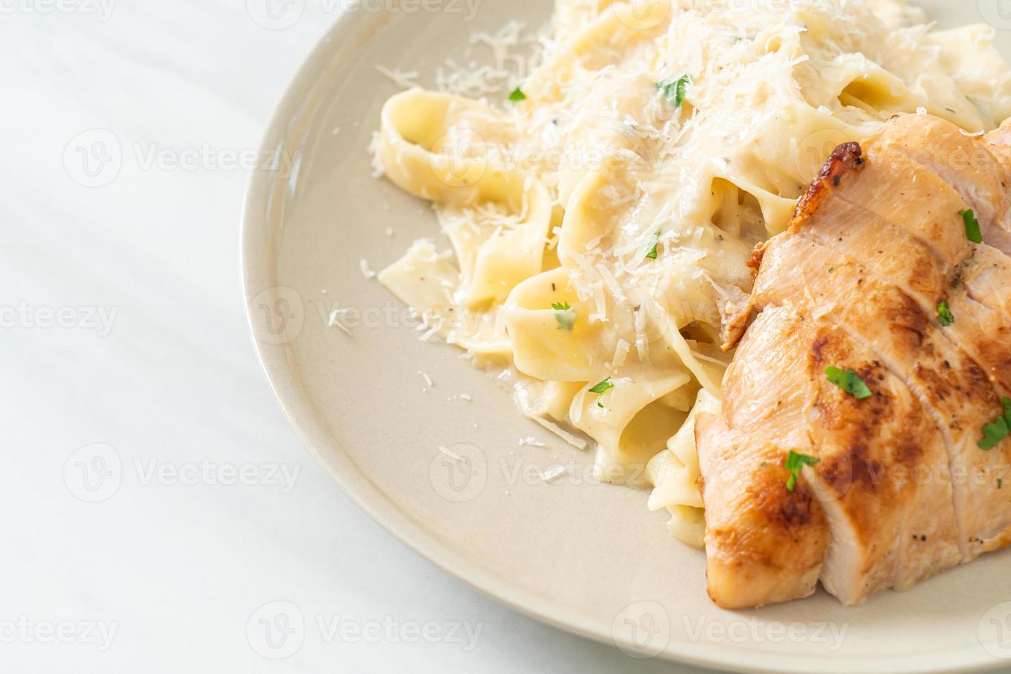 hemlagad fettucinepasta vit krämig sås med grillad kyckling foto