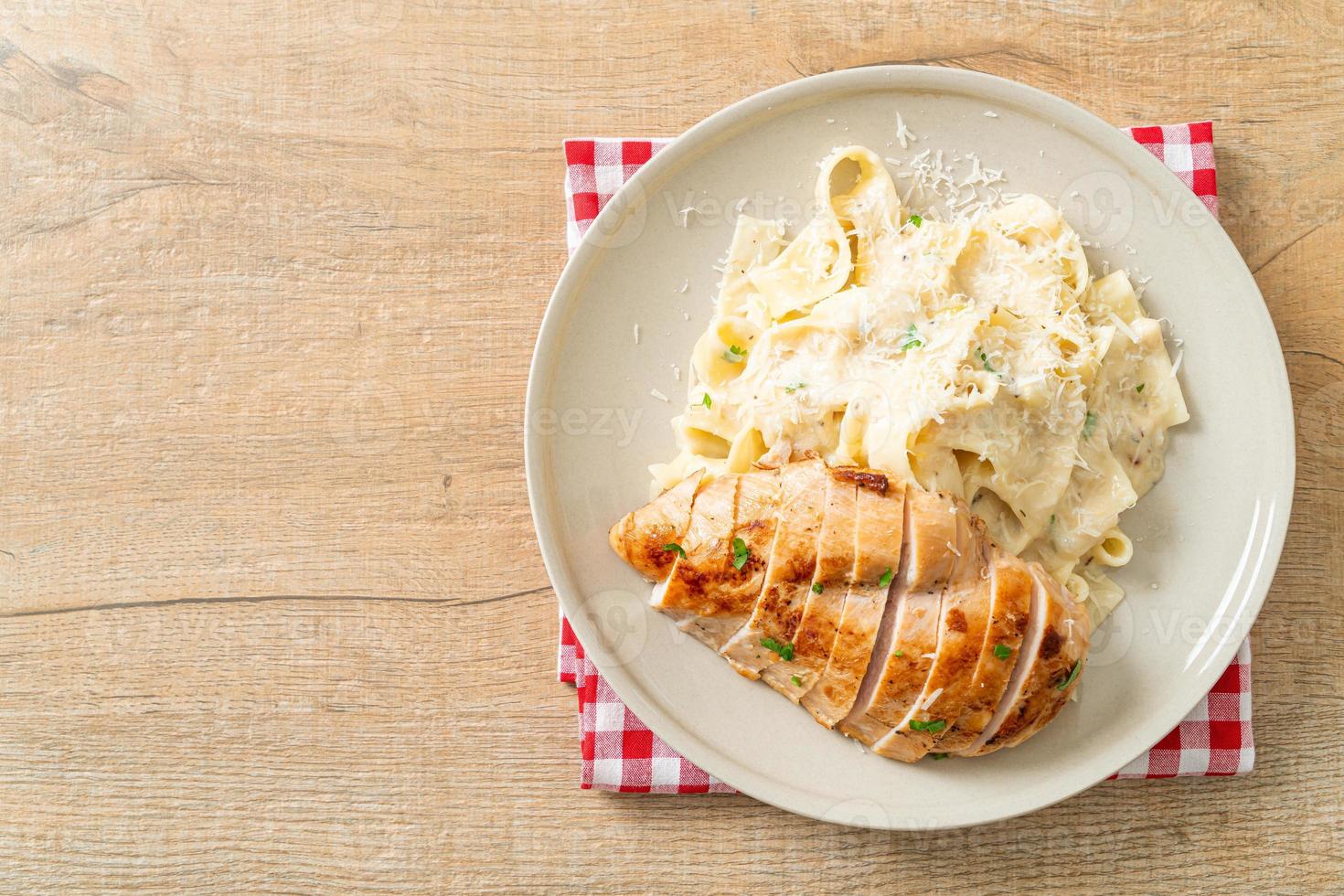 hemlagad fettucinepasta vit krämig sås med grillad kyckling foto