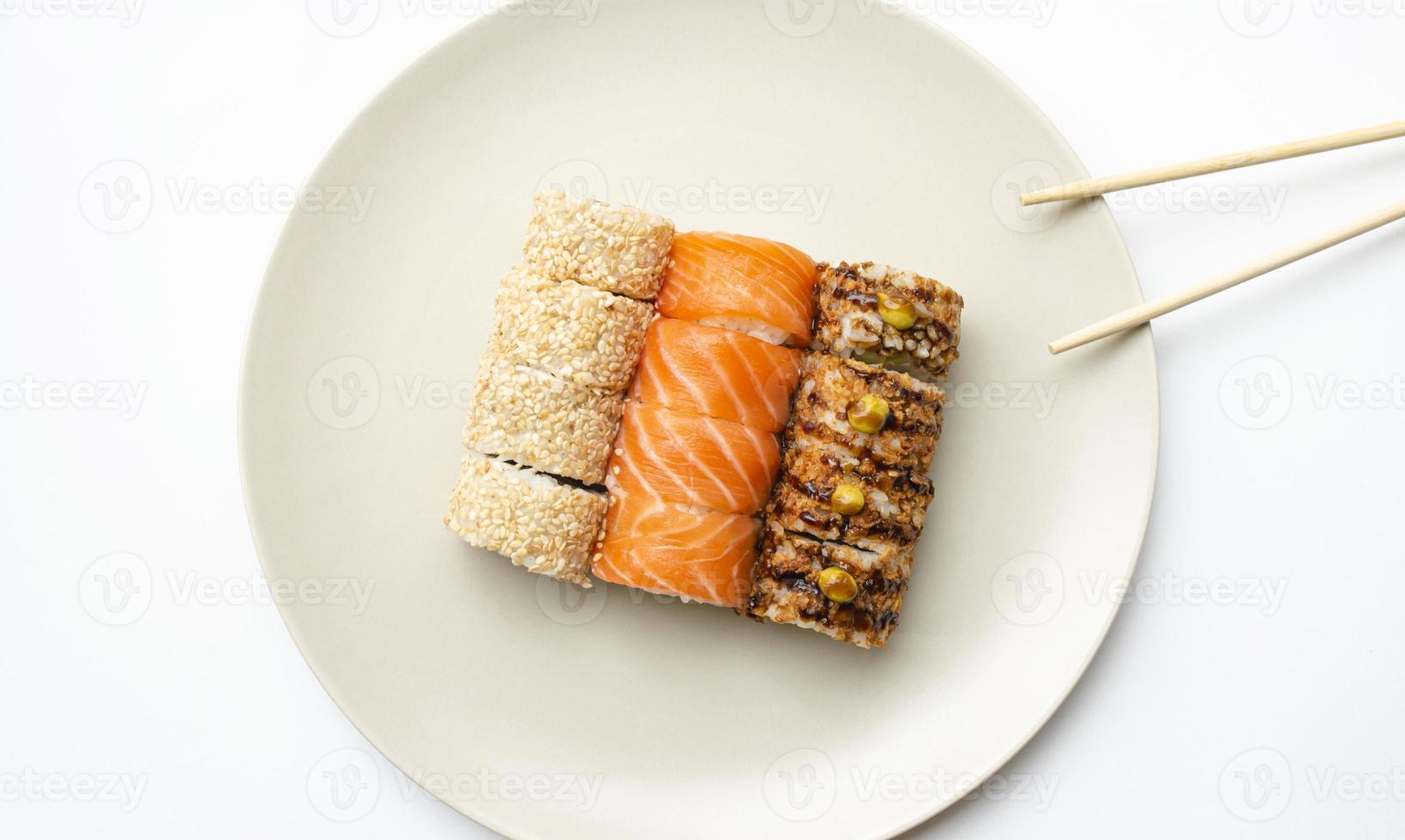 japansk kokkonst. rullar på en tallrik. foto