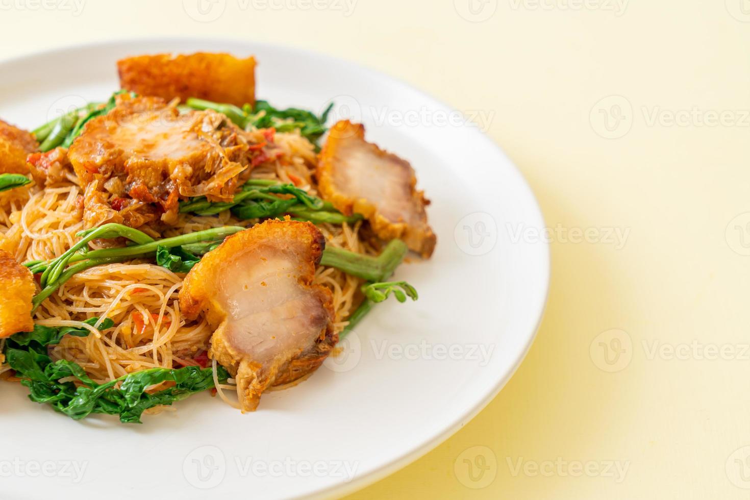 uppstekt ris vermicelli och vattenmimosa med krispig fläskmage foto