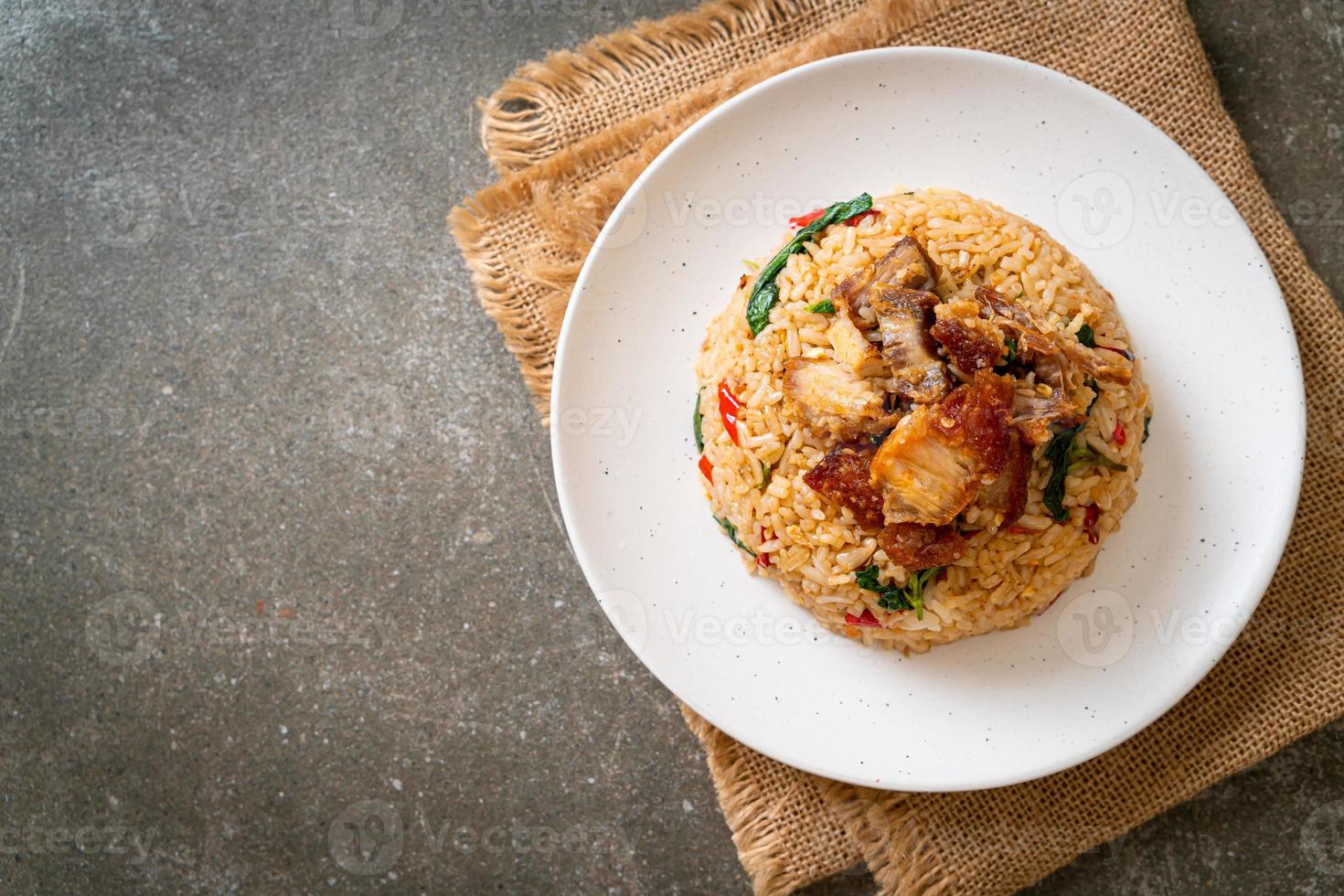 stekt ris med thailändsk basilika och krispigt magfläsk - thailändsk matstil foto