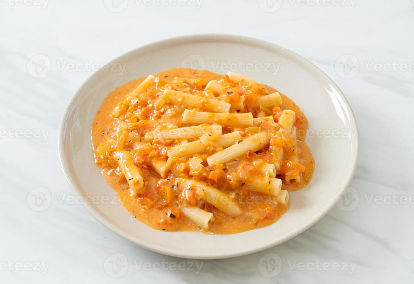 rigatoni penne pasta krämig tomat eller rosa sås foto