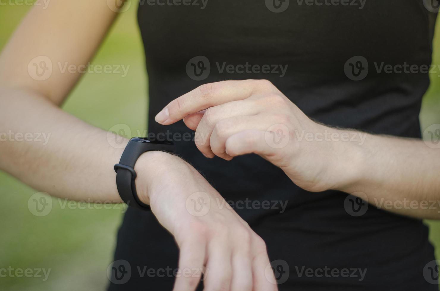 en ung flicka använder en fitness tracker. smart klocka. foto