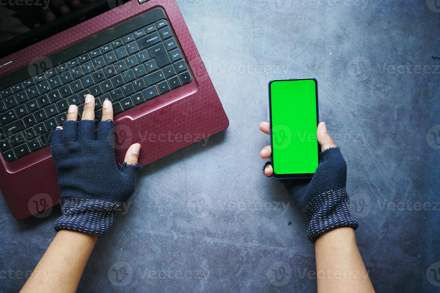 hackerhand stjäl data från smarttelefon foto