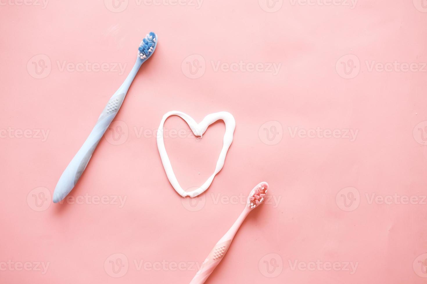 tandborste och klistra in på rosa bakgrund foto
