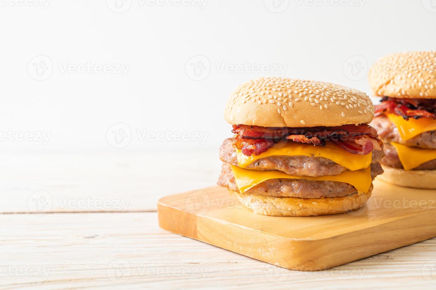 fläskhamburgare eller fläskhamburgare med ost och bacon foto