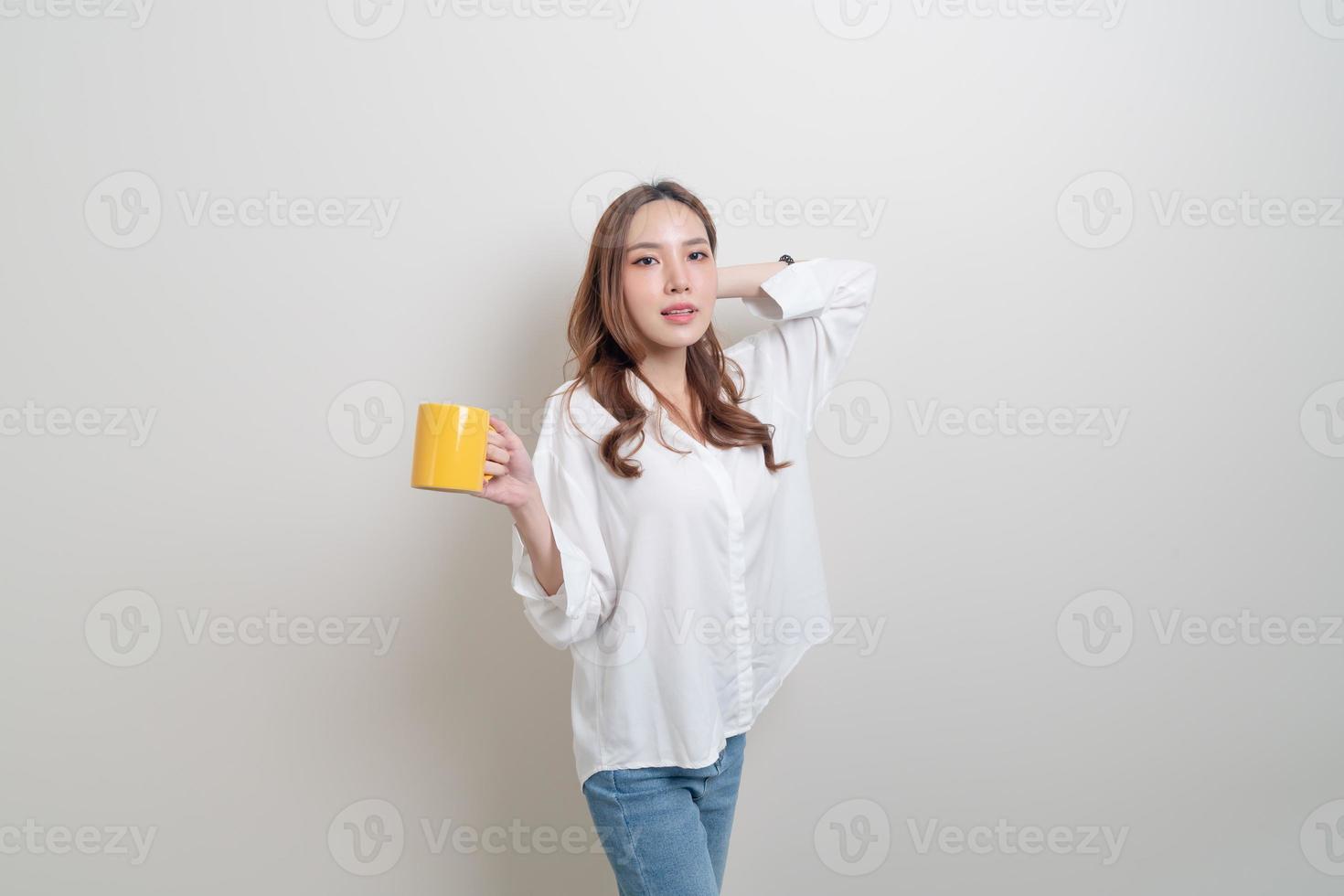 porträtt vacker asiatisk kvinna som håller kaffekopp eller mugg på vit bakgrund foto