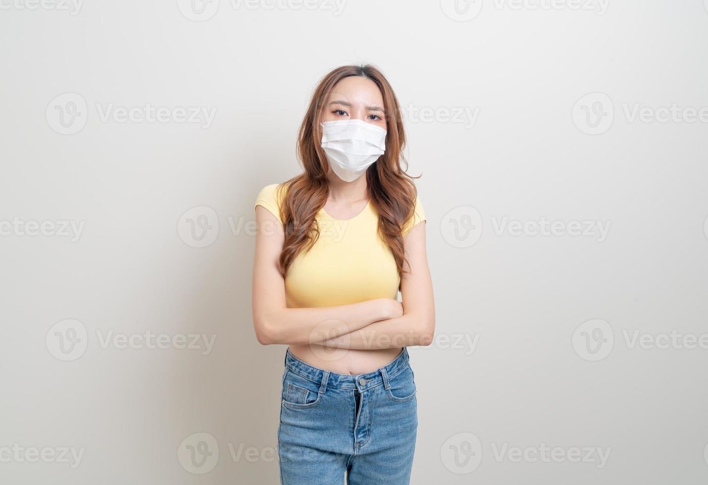porträtt vacker asiatisk kvinna bär mask och stress eller oro ansikte på vit bakgrund foto