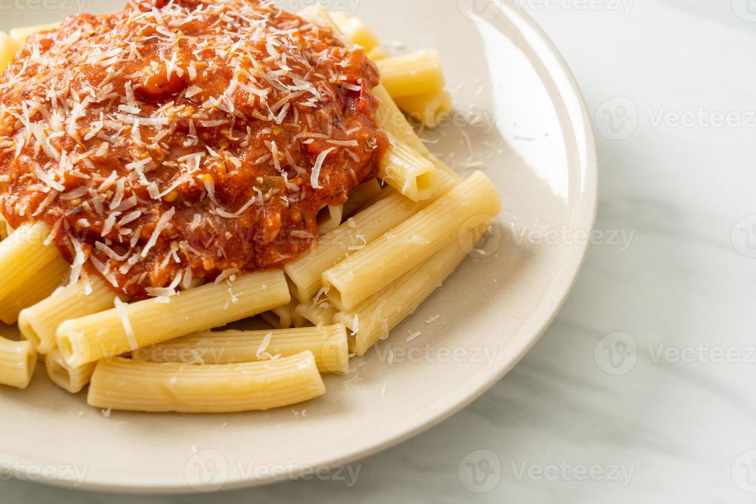 rigatoni pasta med fläskbolognesesås - italiensk matstil foto