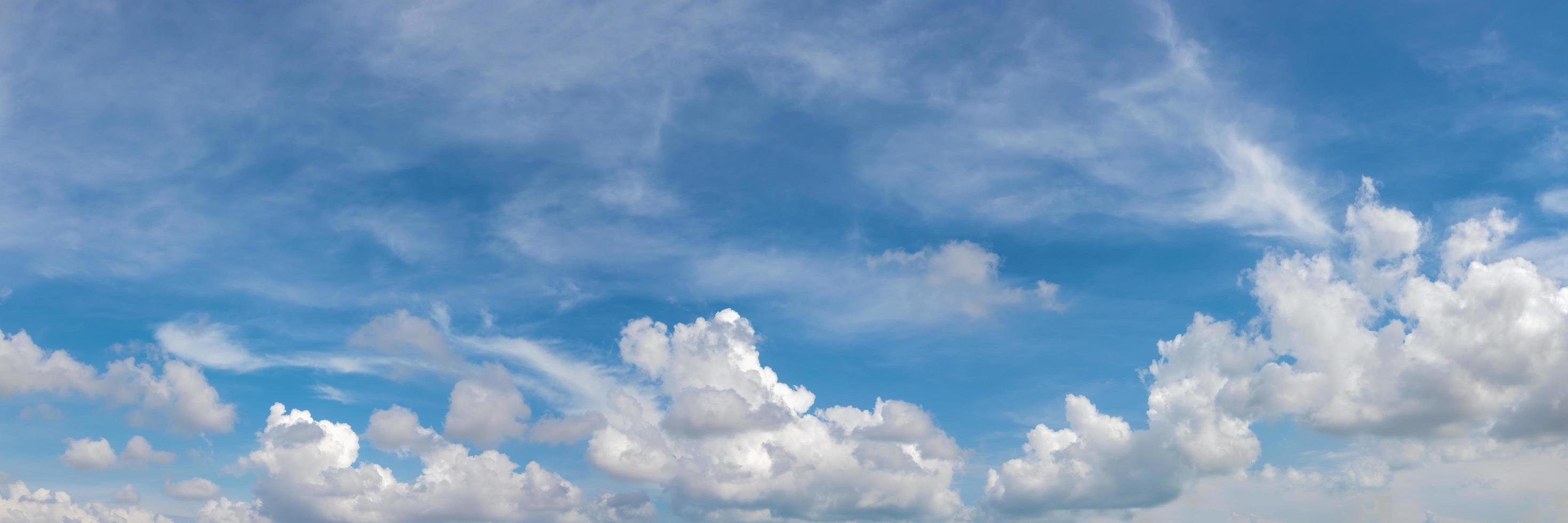 panoramahimmel med moln på en solig dag. foto