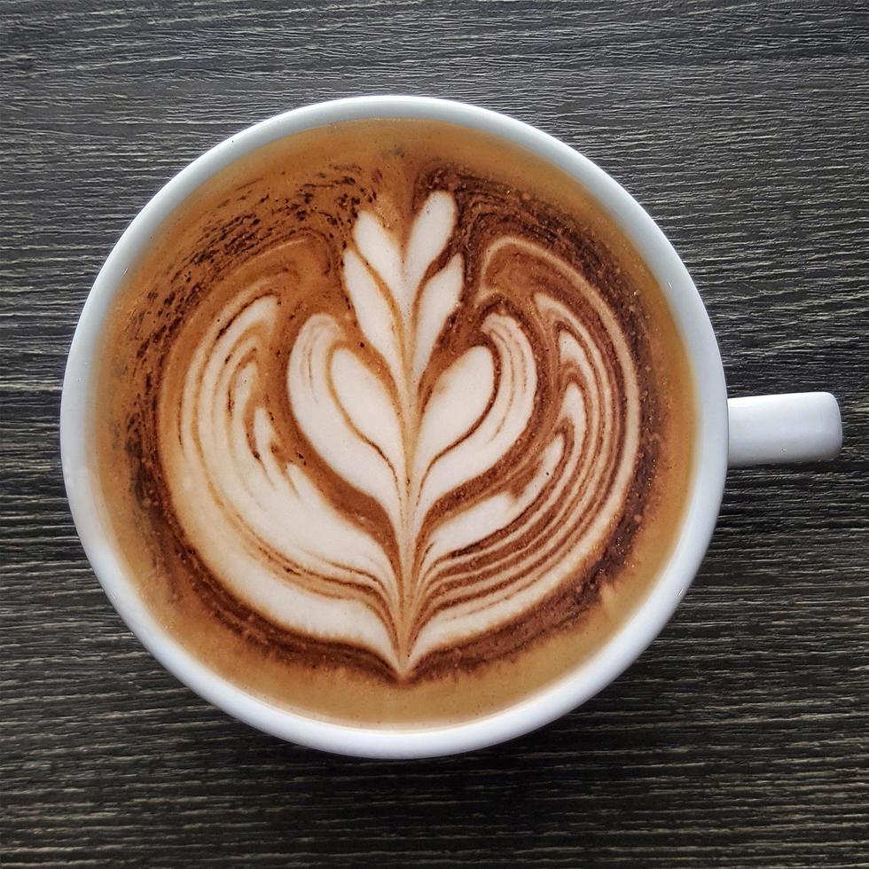 ovanifrån av en mugg latte art kaffe. foto