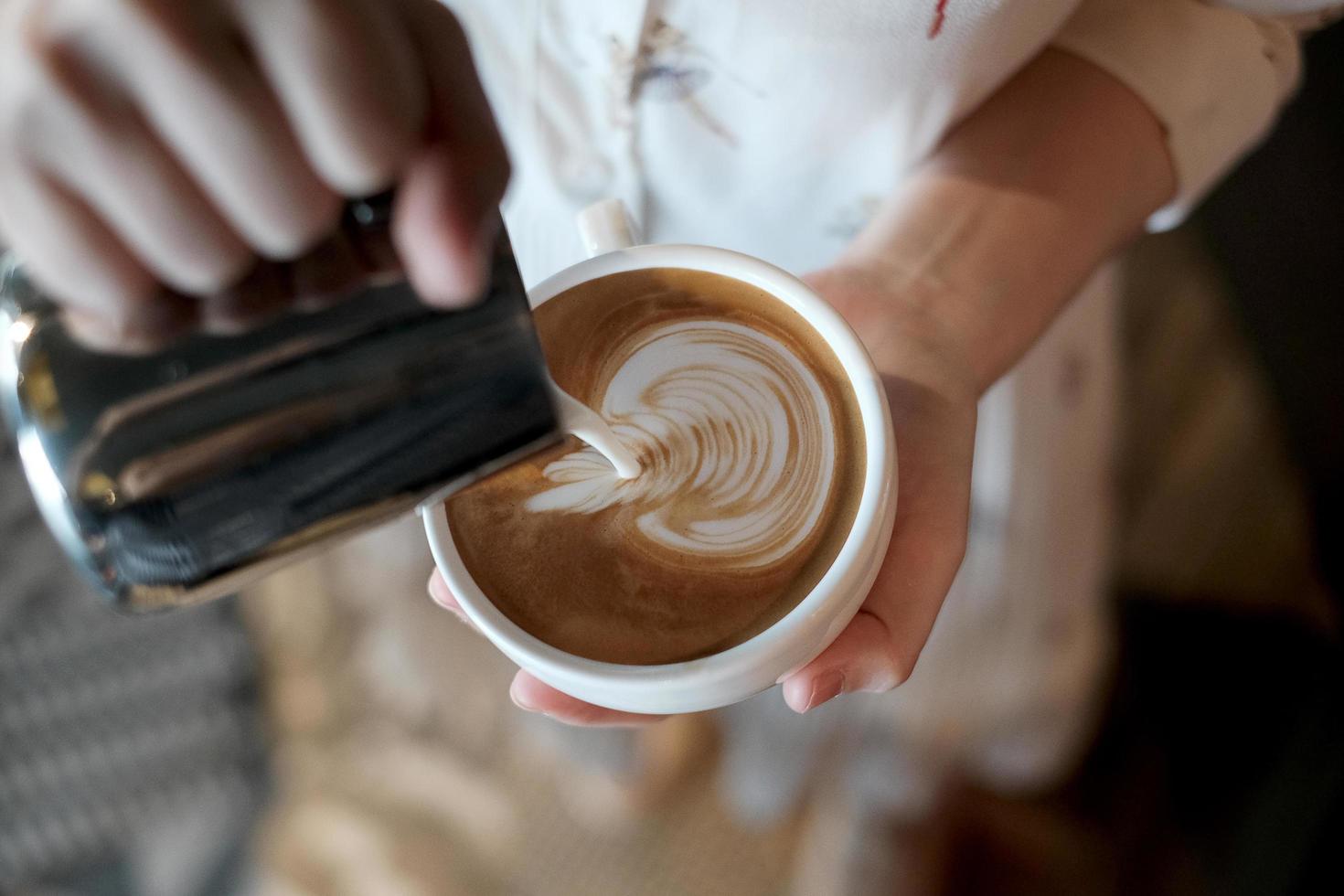 barista som skapar latte art kaffe. foto