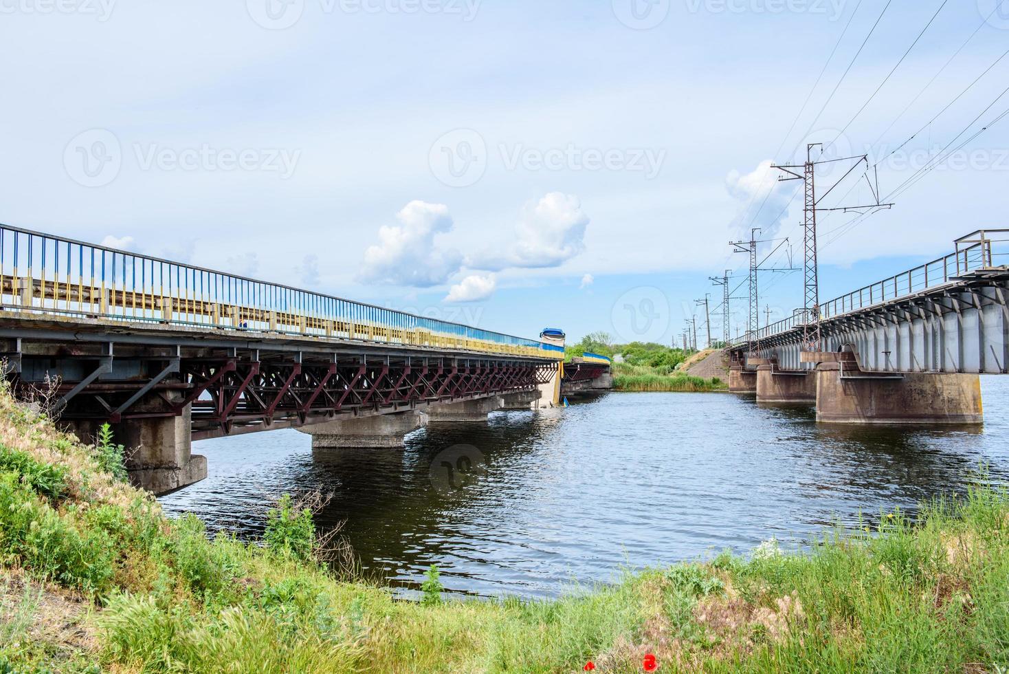 förstörelse av brostrukturer över floden foto
