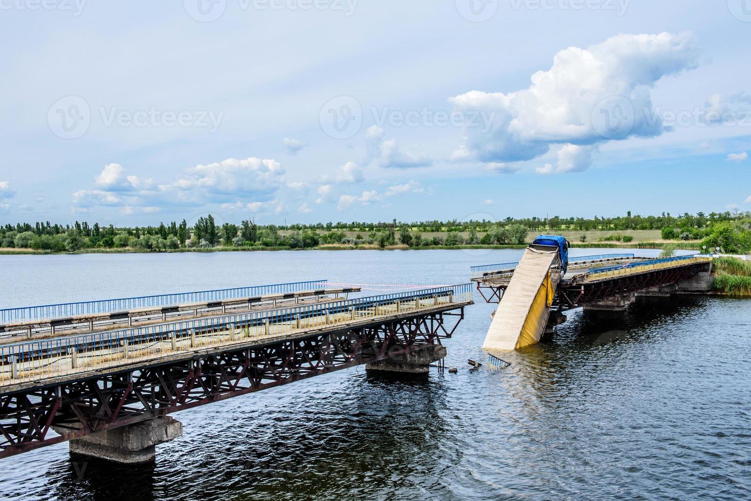 förstörelse av brostrukturer över floden foto