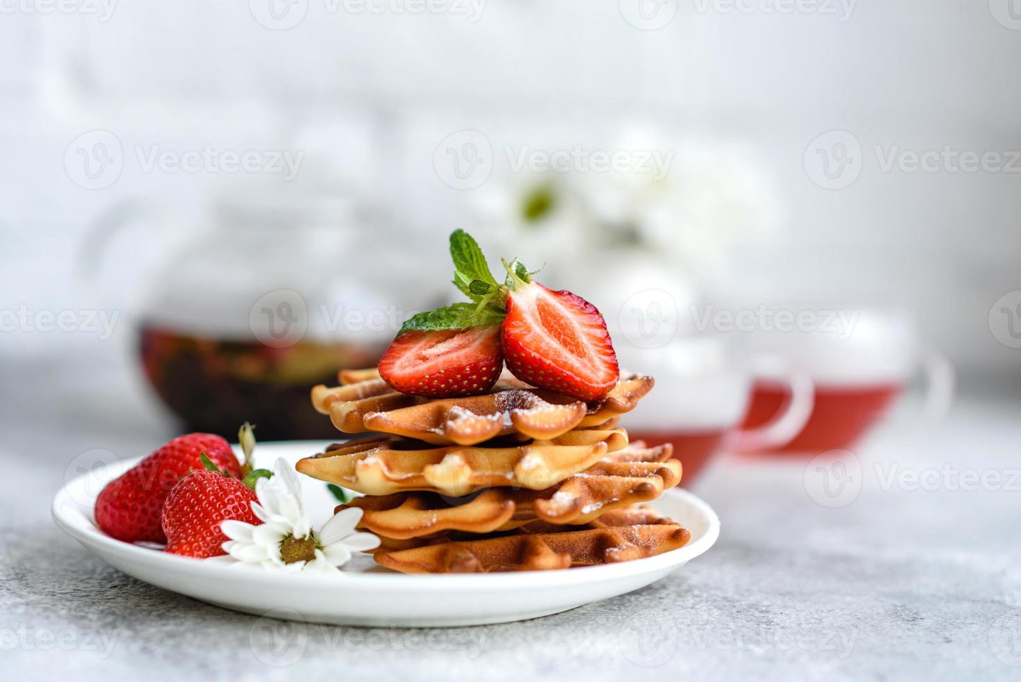 läckra nybakade belgiska våfflor med bär och frukt foto