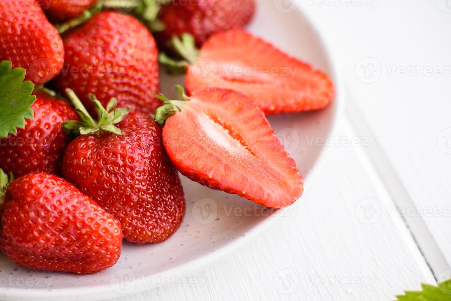 vackra saftiga färska jordgubbar på betongytan foto