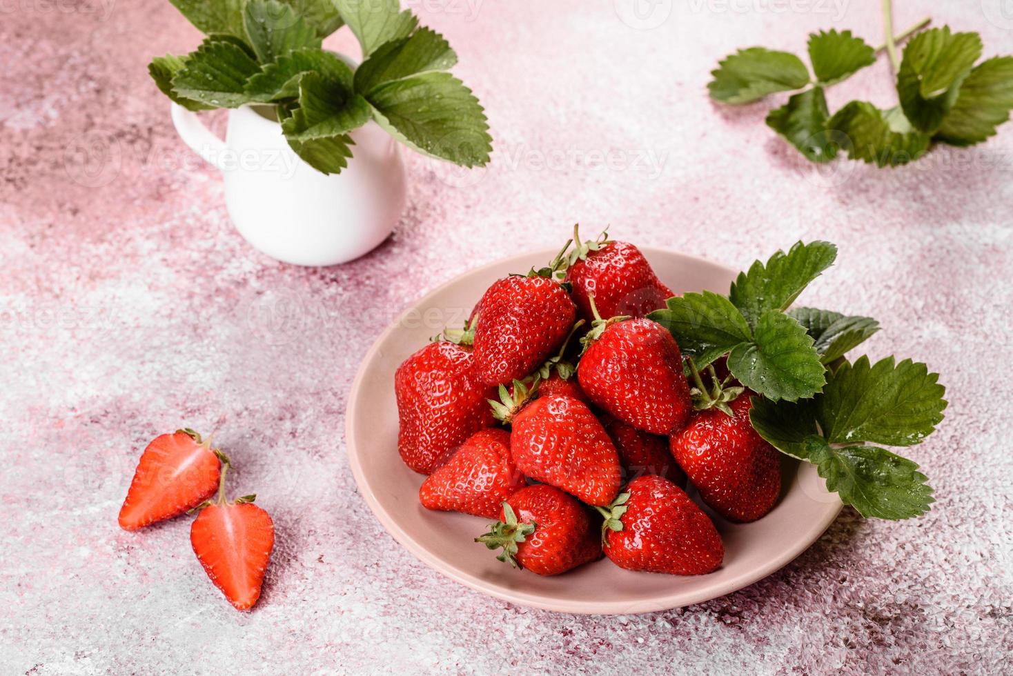 vackra saftiga färska jordgubbar på betongytan foto
