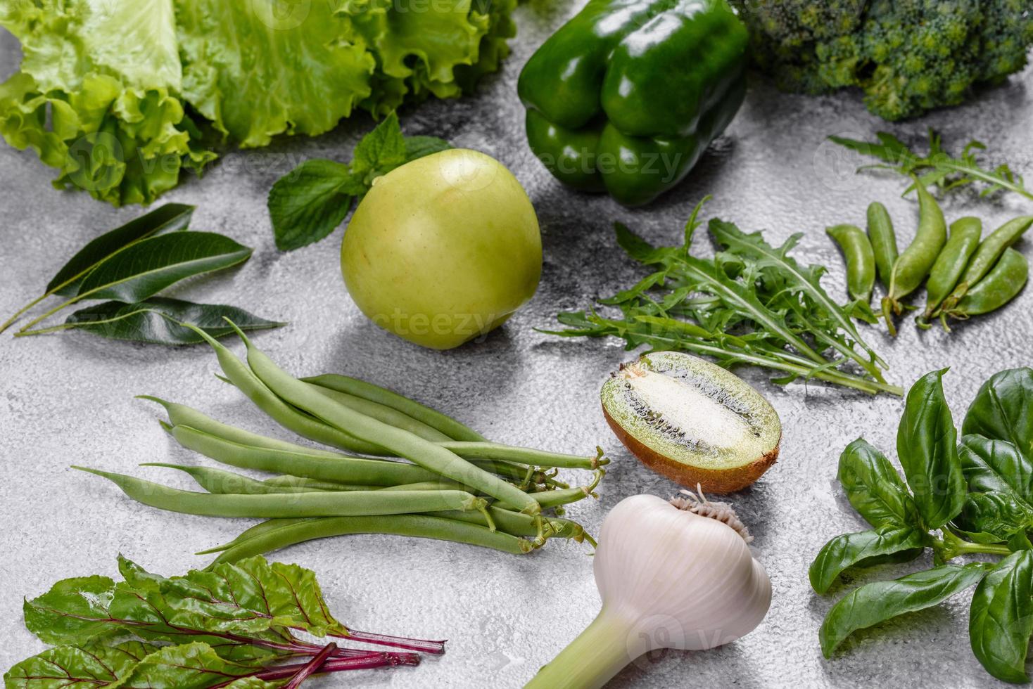 sammansättning av ljusa och saftiga gröna grönsaker, kryddor och örter foto