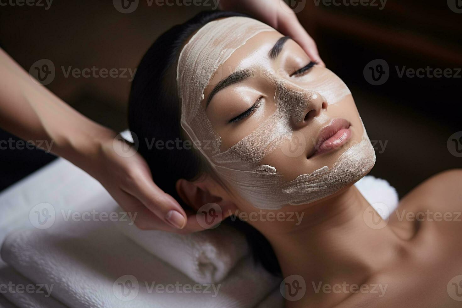 anställd applicering ansiktsbehandling mask på ung ansikte hudvård i spa behandling . spa och skönhet koncept.skapats med generativ ai teknologi. foto