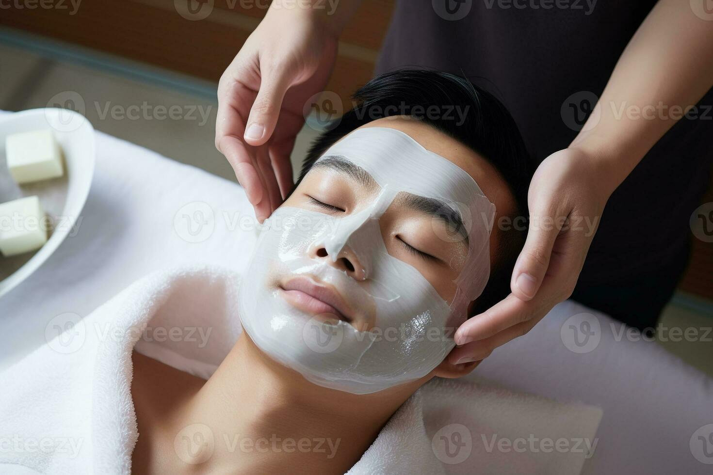 anställd applicering ansiktsbehandling mask på ung ansikte hudvård i spa behandling . spa och skönhet koncept.skapats med generativ ai teknologi. foto