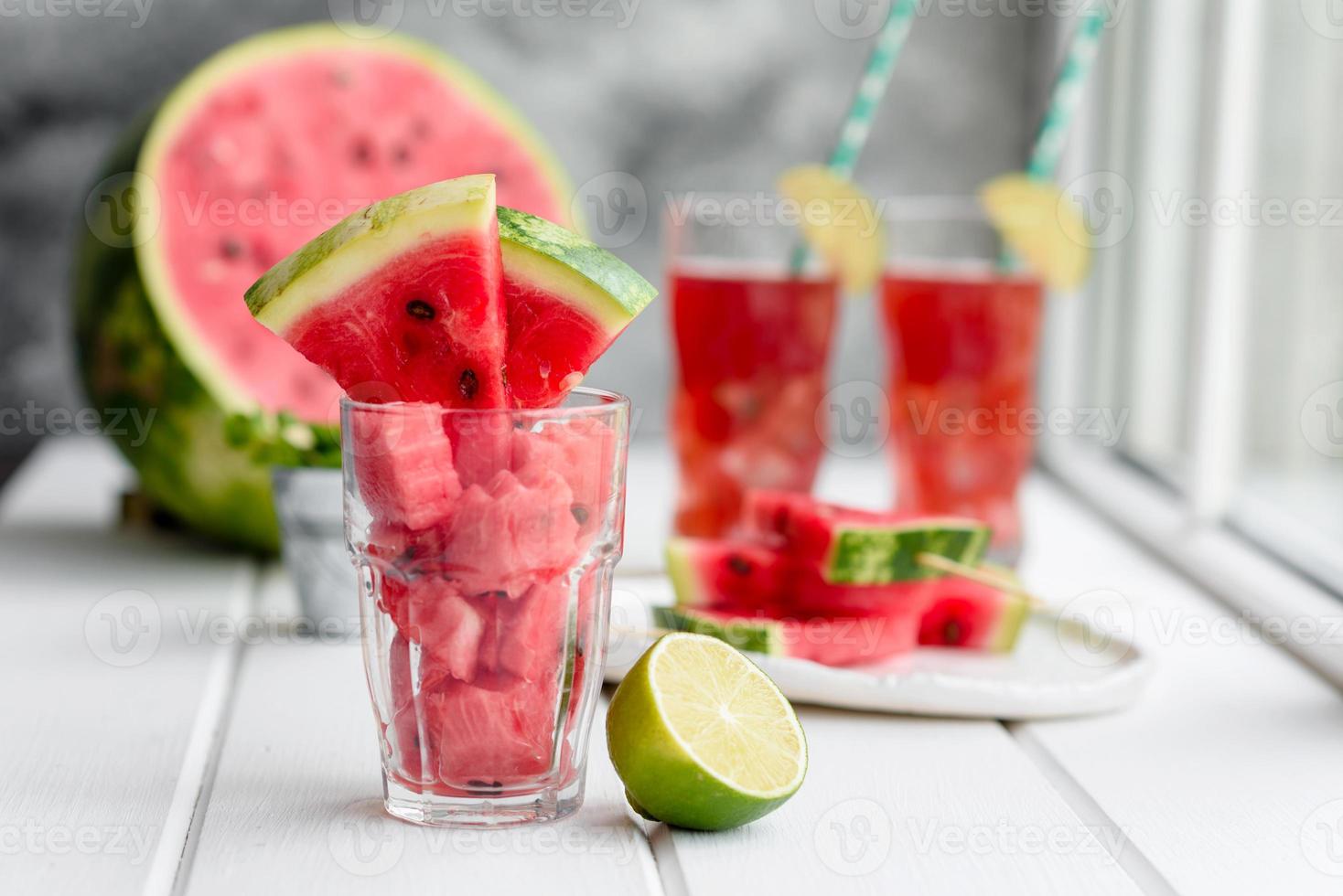 färsk läcker vattenmelon skivad med mynta och vattenmelonsaft foto