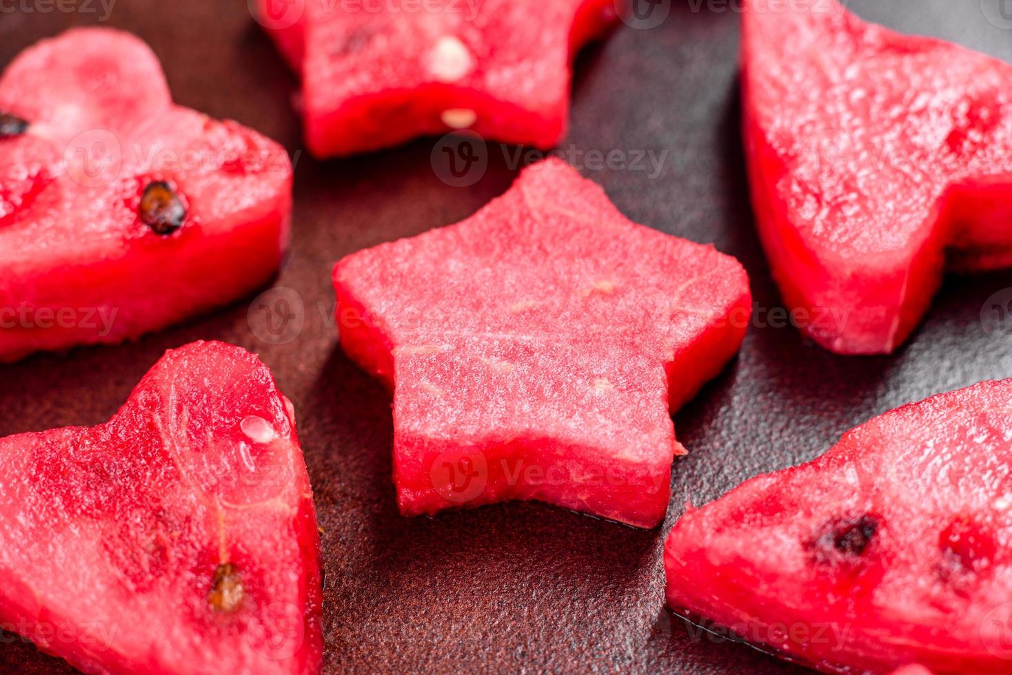 färsk läcker vattenmelon skivad med mynta och vattenmelonsaft foto