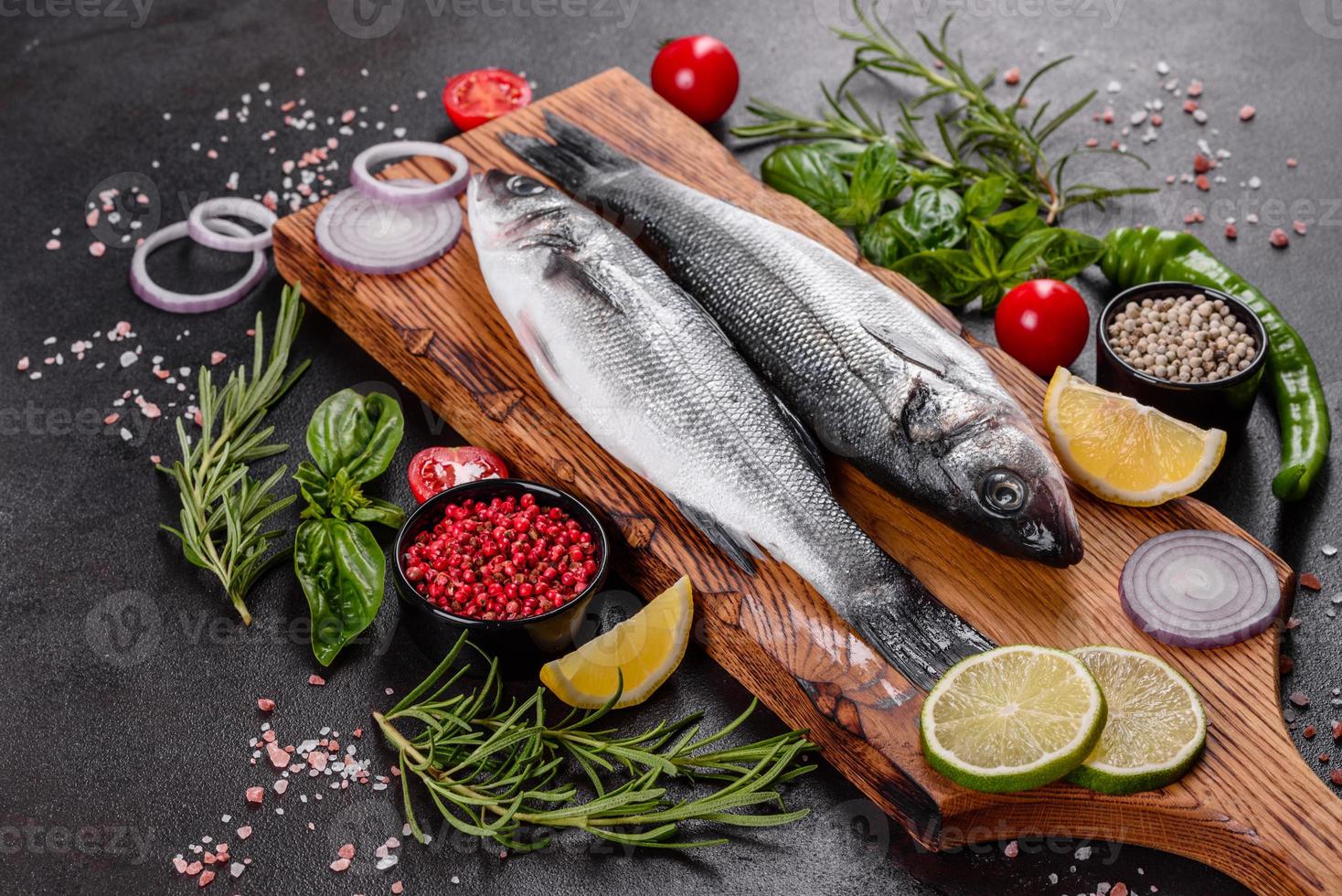 färsk fisk havsabborre och ingredienser för matlagning. rå fisk havsbass foto