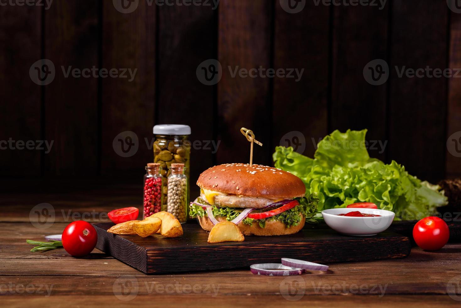 utsökt färsk hemlagad hamburgare på ett träbord foto