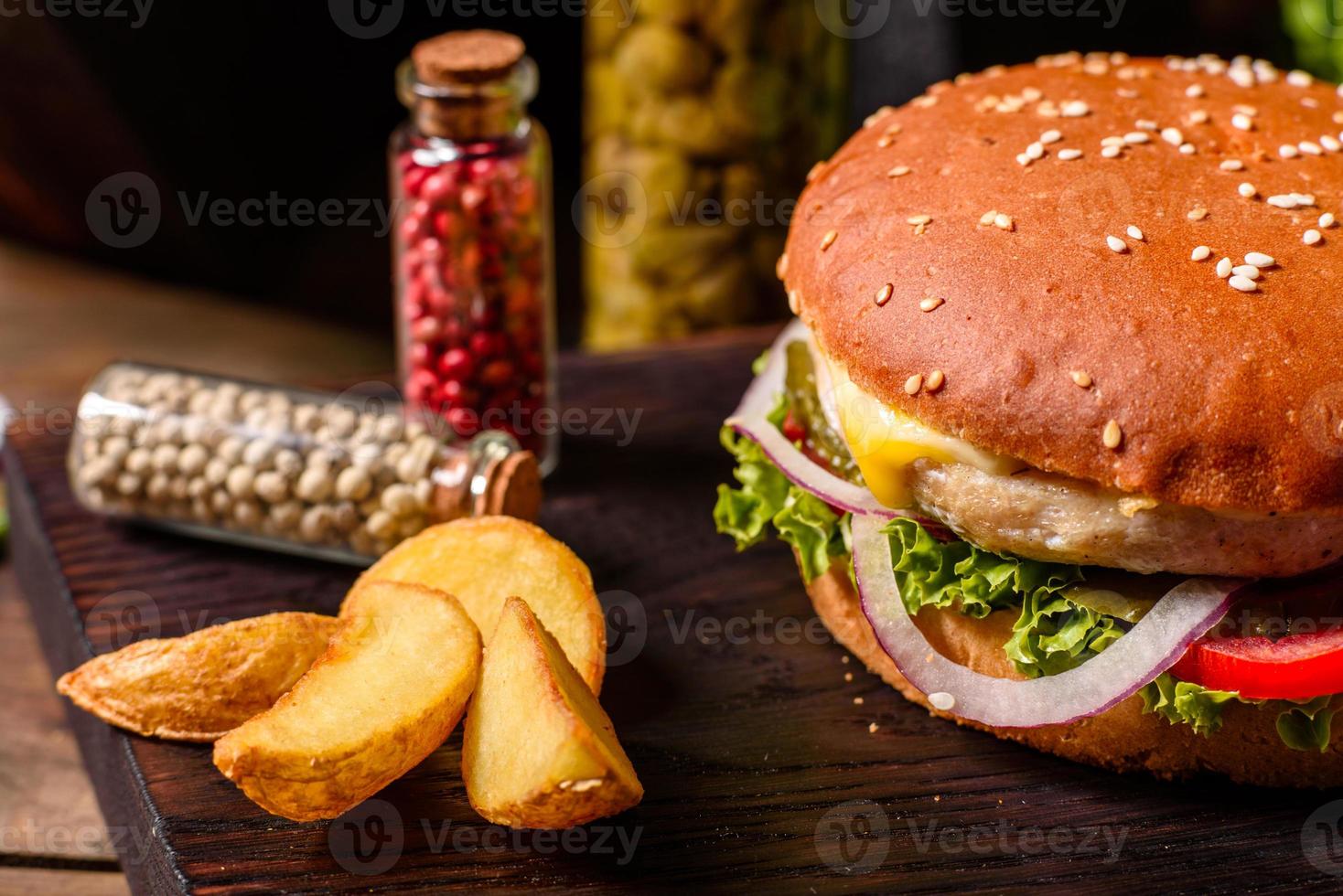 utsökt färsk hemlagad hamburgare på ett träbord foto