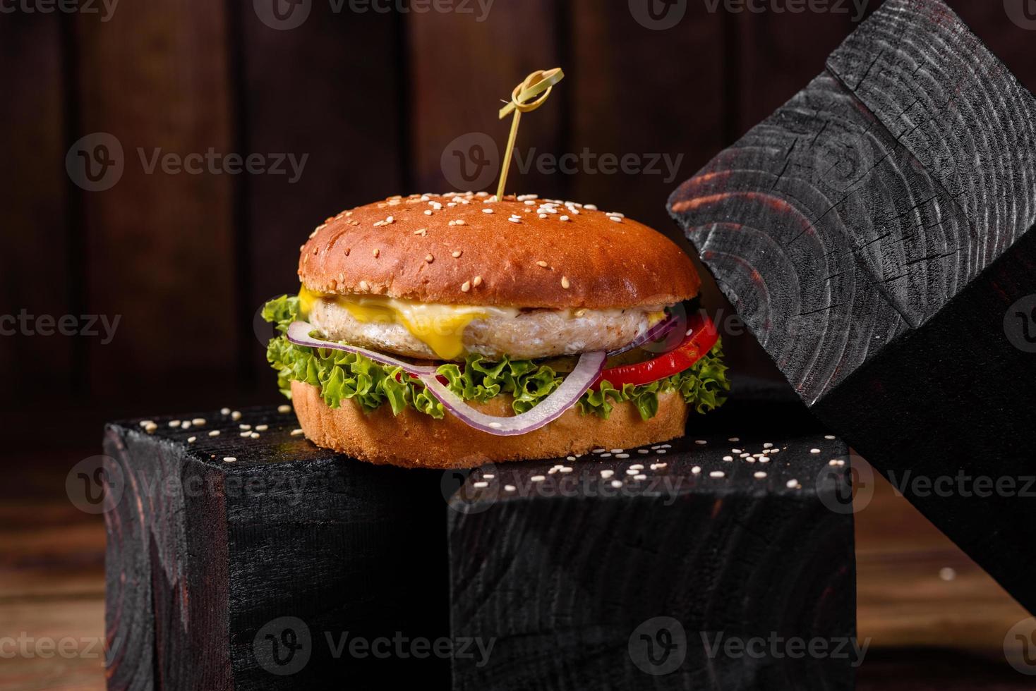 utsökt färsk hemlagad hamburgare på ett träbord foto