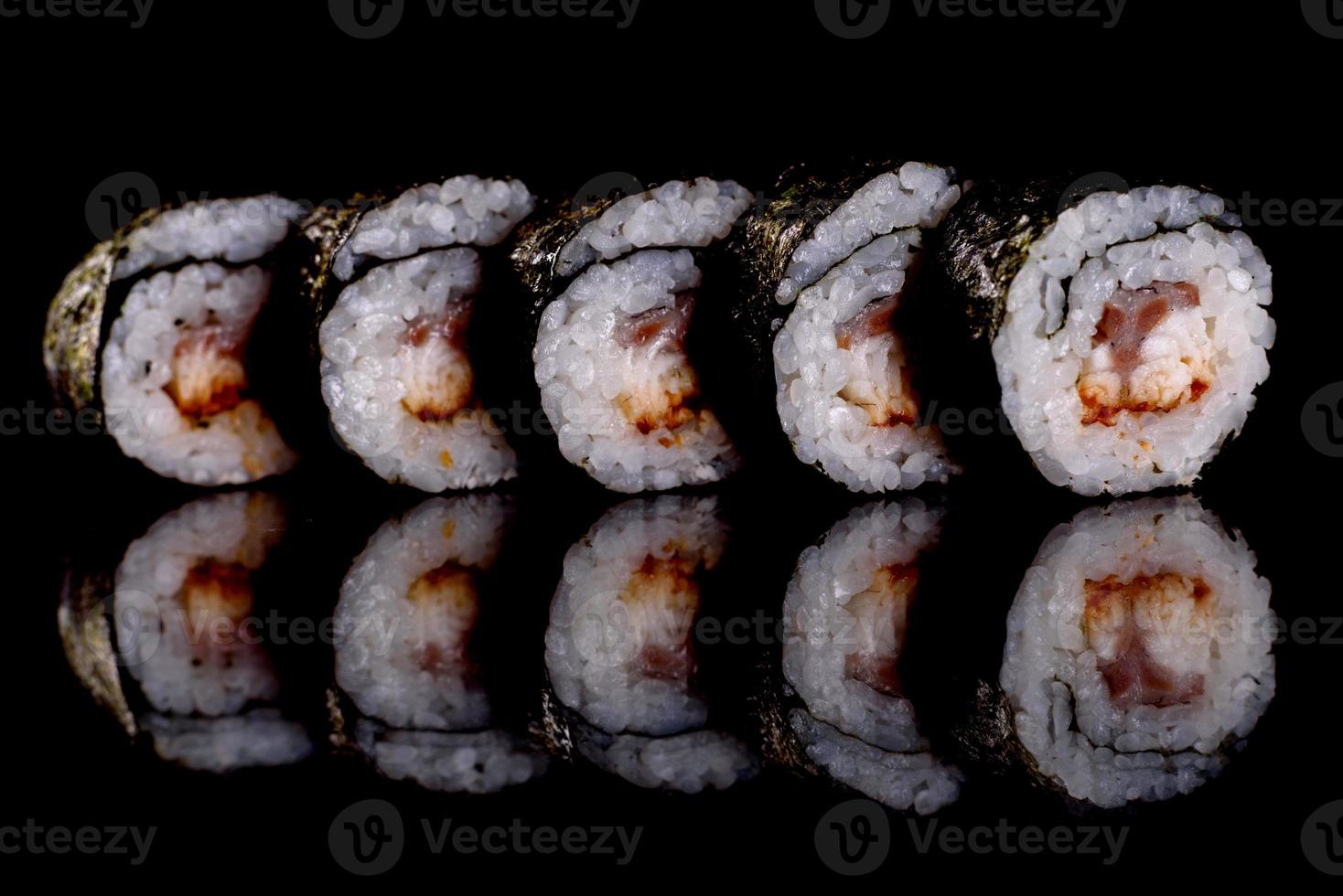 färska läckra vackra sushirullar på en mörk bakgrund foto