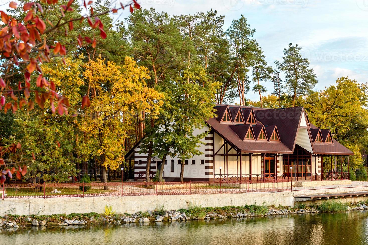 ett litet komplext hotell i skogen c foto