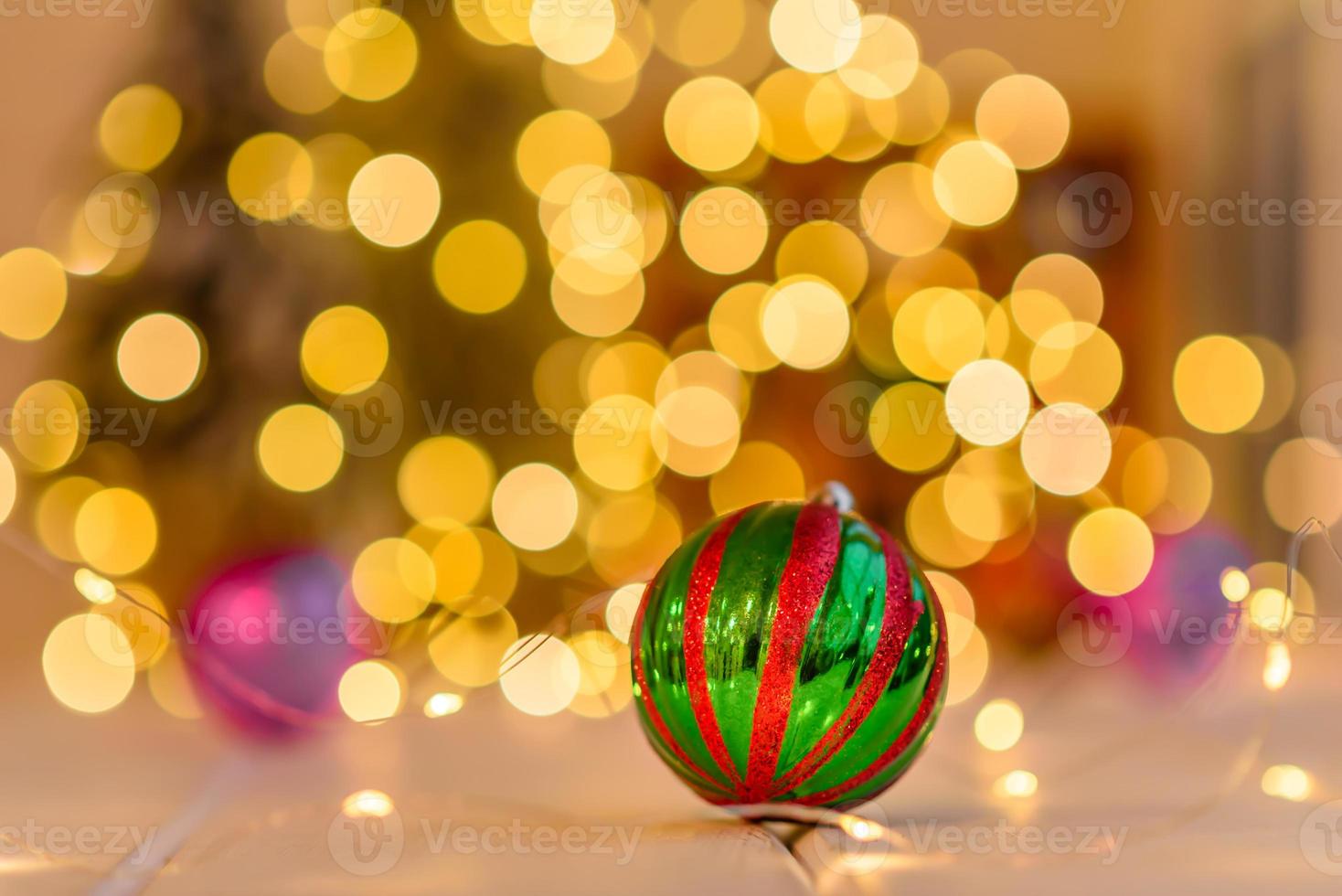vackra flerfärgade juldekorationer foto