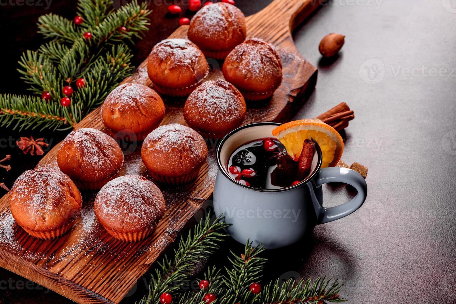 vackra läckra färska kakaomuffins på julbordet foto