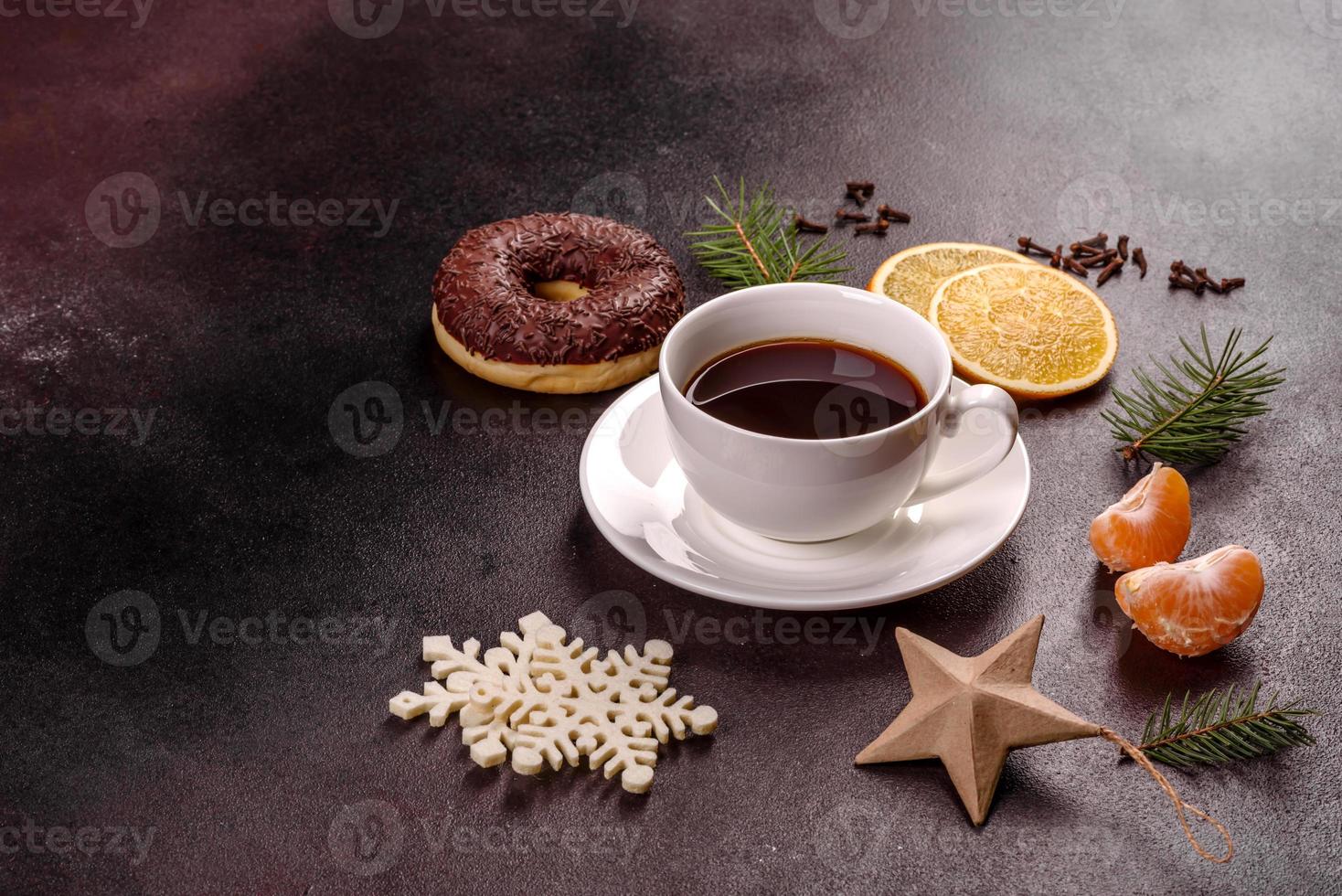 en kopp starkt kaffe på julbordet foto