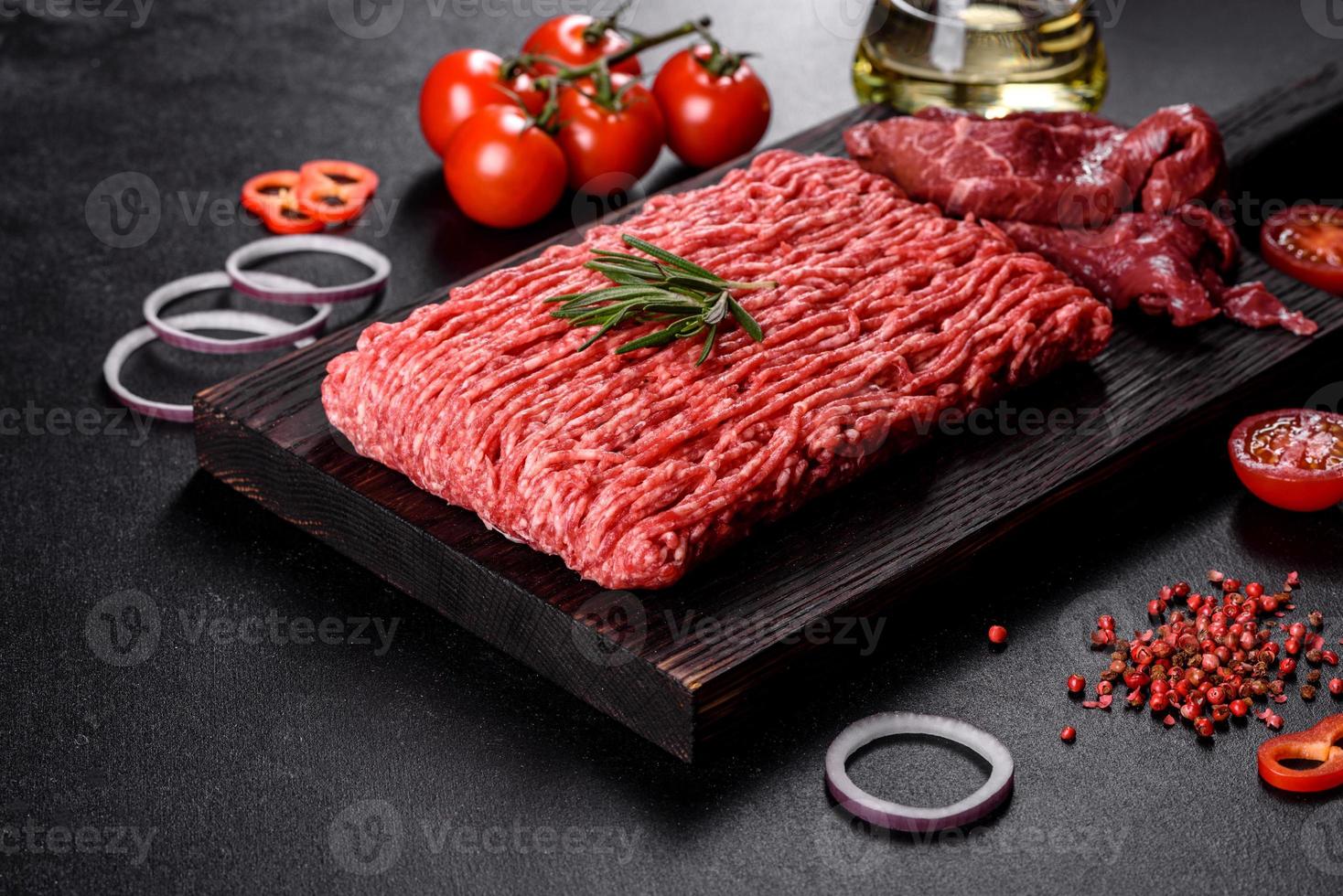 färskt rått nötköttfärs på en mörk bakgrund foto